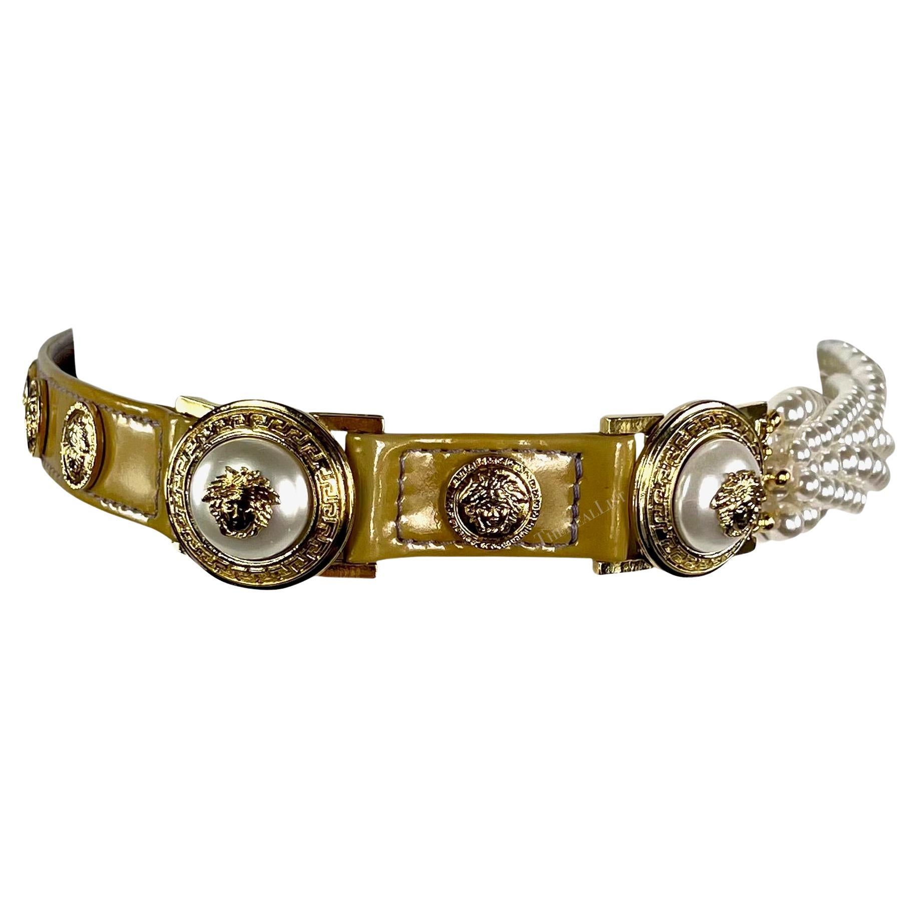F/W 1994 Gianni Versace Medusa Faux Pearl Patent Leather Belt For Sale 2