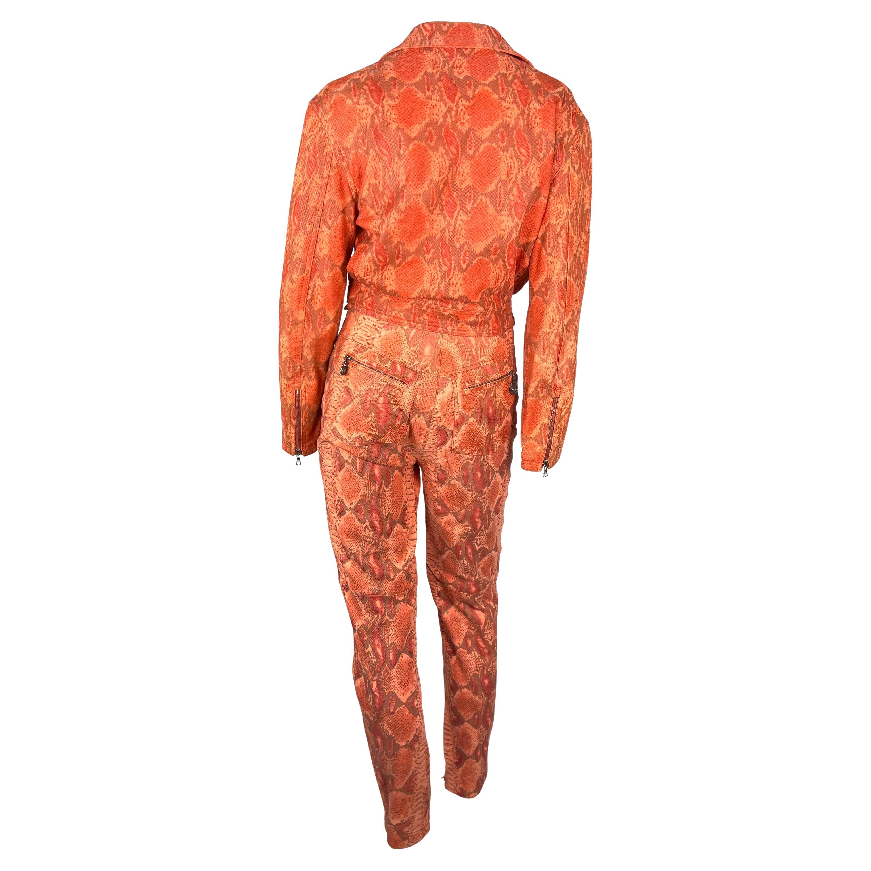 F/W 1994 Gianni Versace Orange Rouge Faux Snakeskin Medusa Biker Jacket Pantalon Set Pour femmes en vente