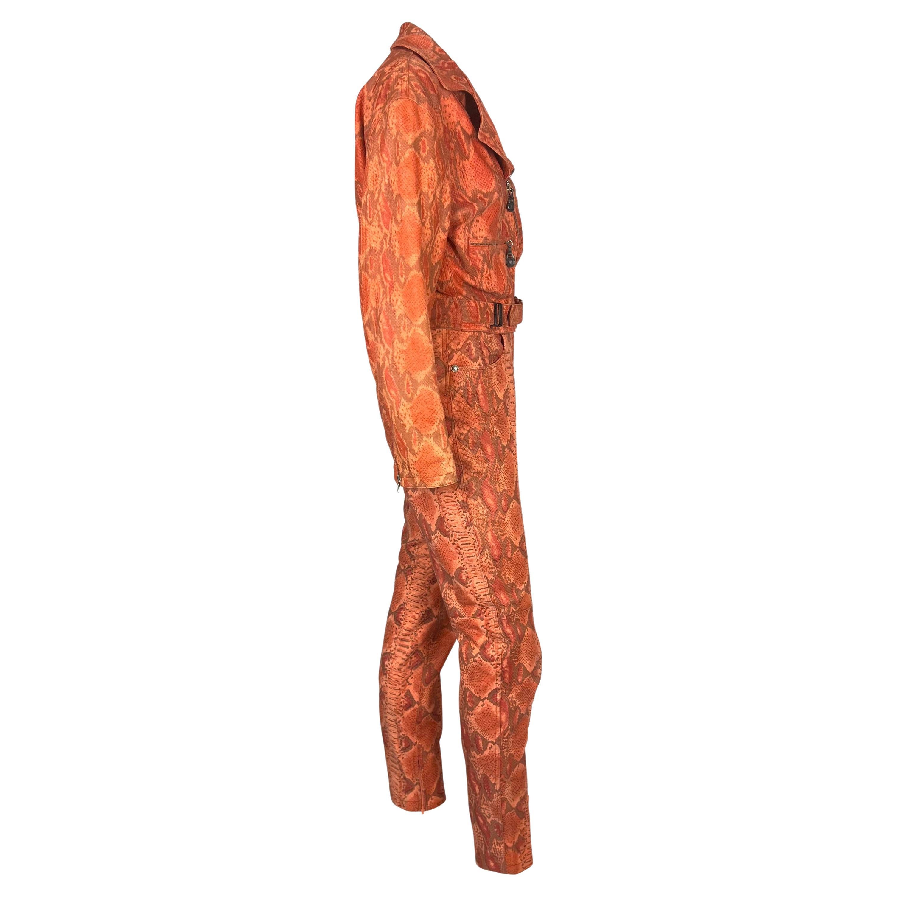 H/W 1994 Gianni Versace Orange Rot Faux Schlangenhaut Medusa Biker Jacke Hose Set im Angebot 1
