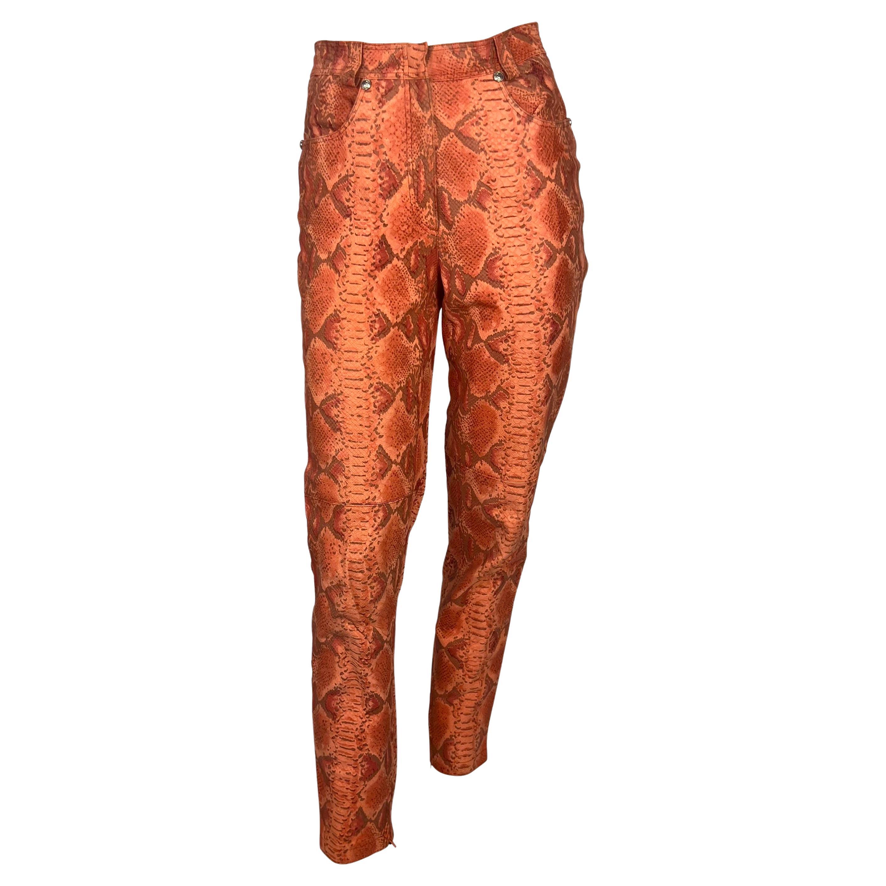 H/W 1994 Gianni Versace Orange Rot Faux Schlangenhaut Medusa Biker Jacke Hose Set im Angebot 3