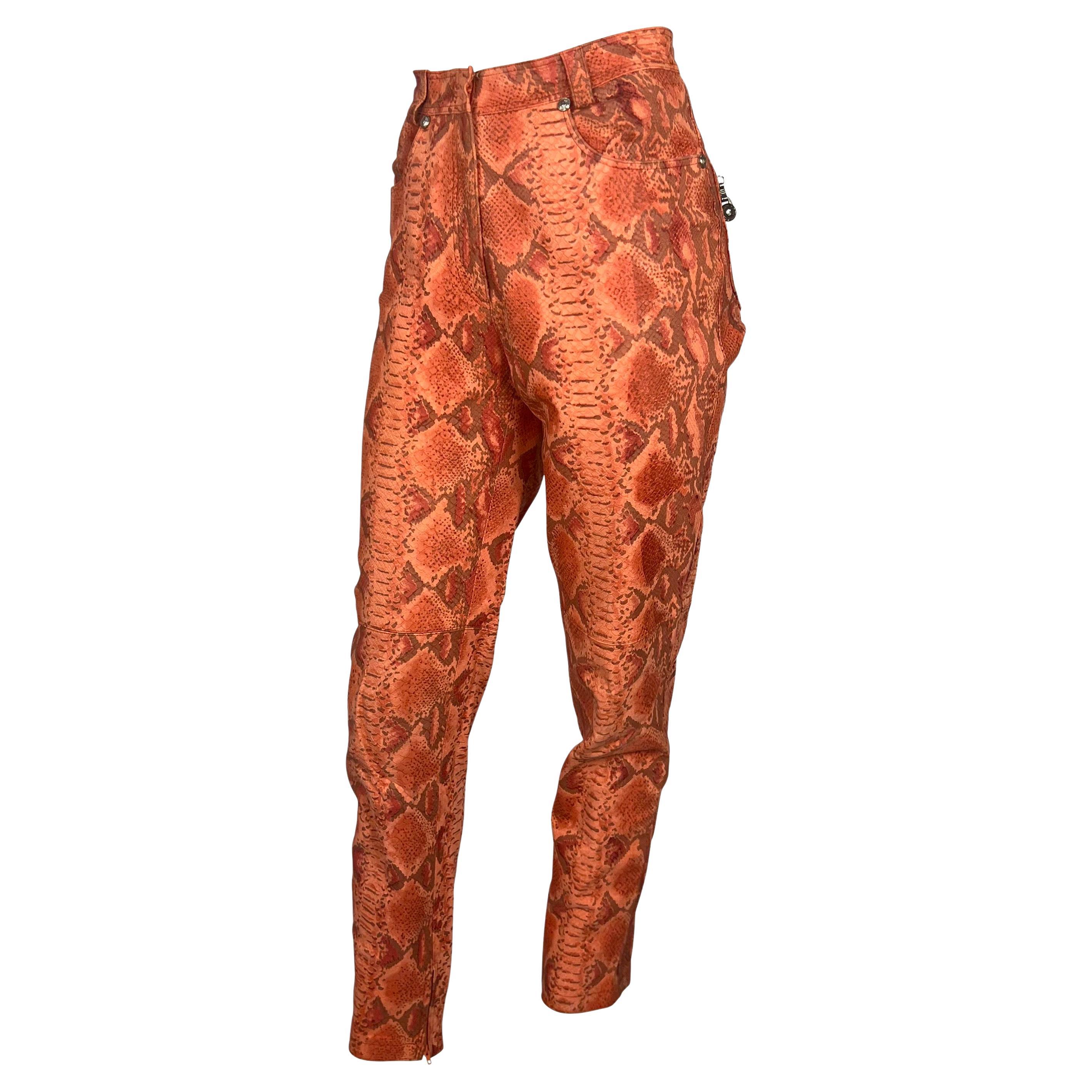 F/W 1994 Gianni Versace Orange Rouge Faux Snakeskin Medusa Biker Jacket Pantalon Set en vente 4