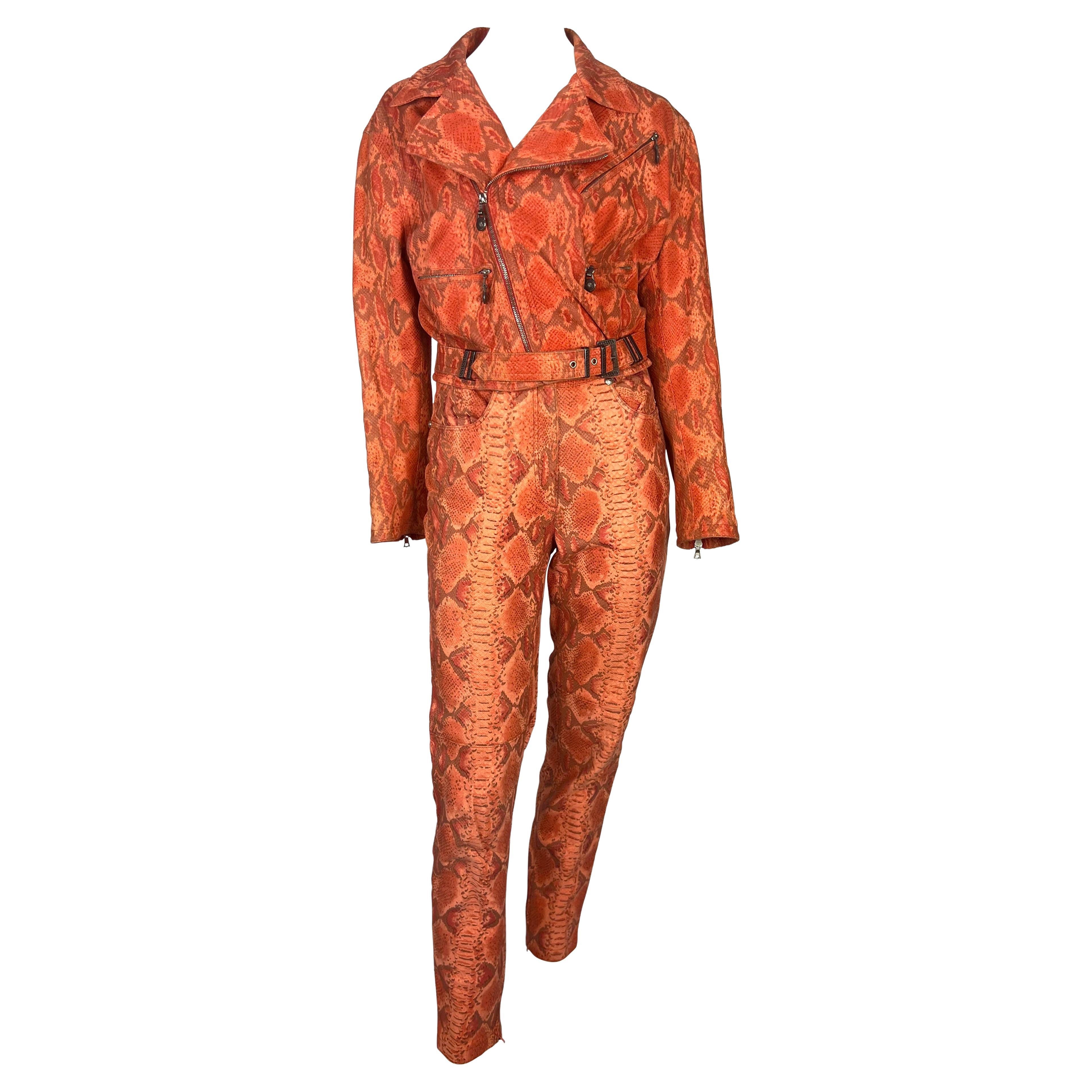 H/W 1994 Gianni Versace Orange Rot Faux Schlangenhaut Medusa Biker Jacke Hose Set