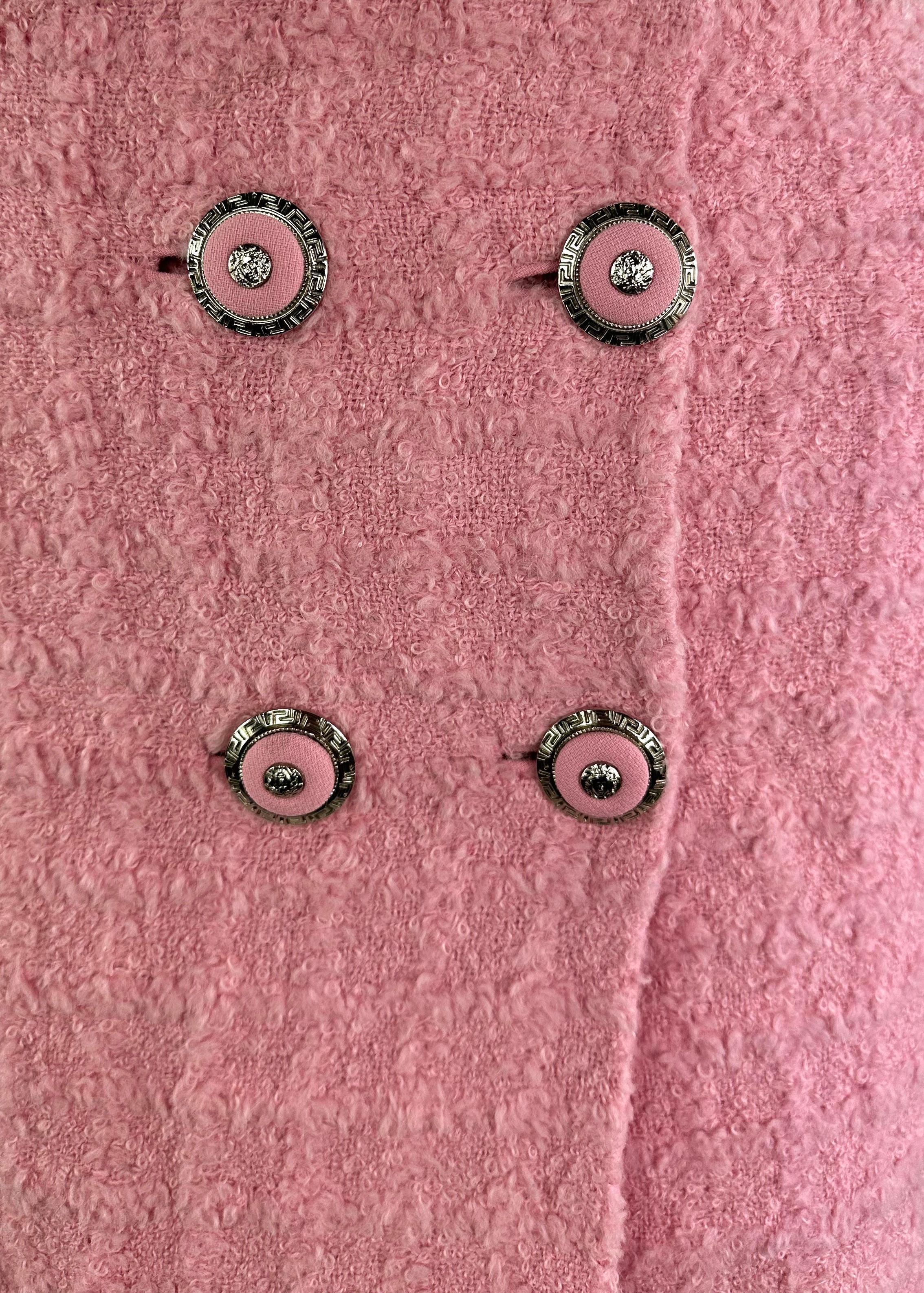 F/W 1994 Gianni Versace Rosa Tweed-Minirock aus Tweed im Zustand „Hervorragend“ im Angebot in West Hollywood, CA