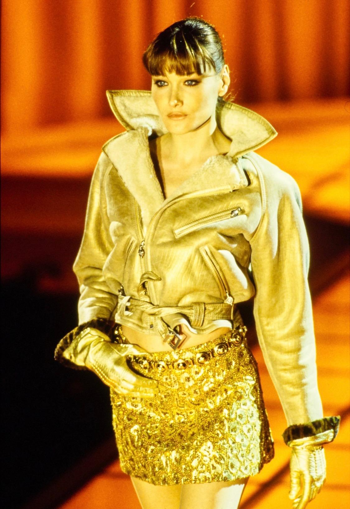 Collectional présente une veste de motard en cuir velours souple conçue par Gianni Versace pour sa collection automne/hiver 1994. Les défilés et les campagnes publicitaires de la saison ont fait la part belle aux versions métallisées de cette veste.