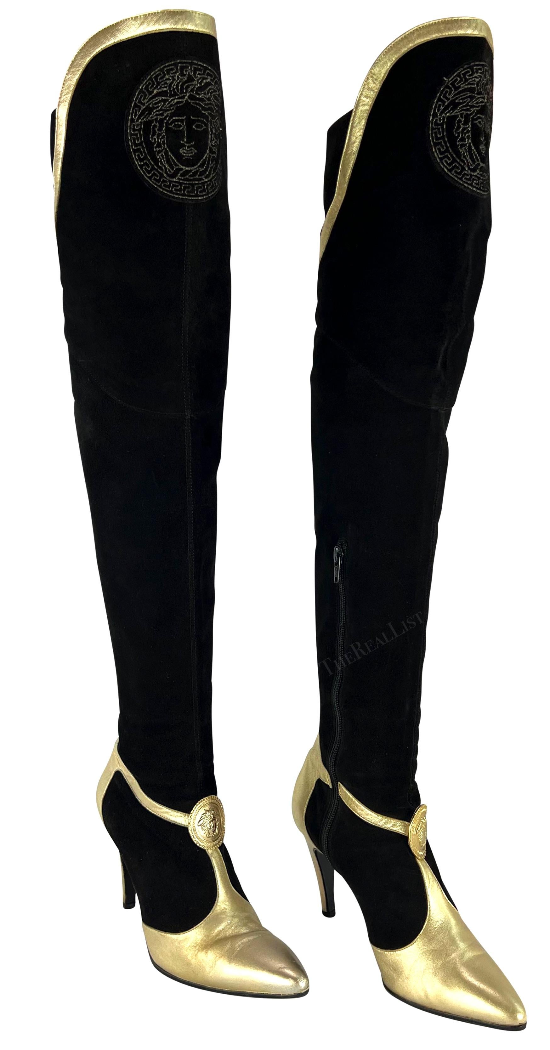 F/W 1994 Gianni Versace Runway Ad Noir Suede Gold Leather Heel Boots Size 38 Pour femmes en vente