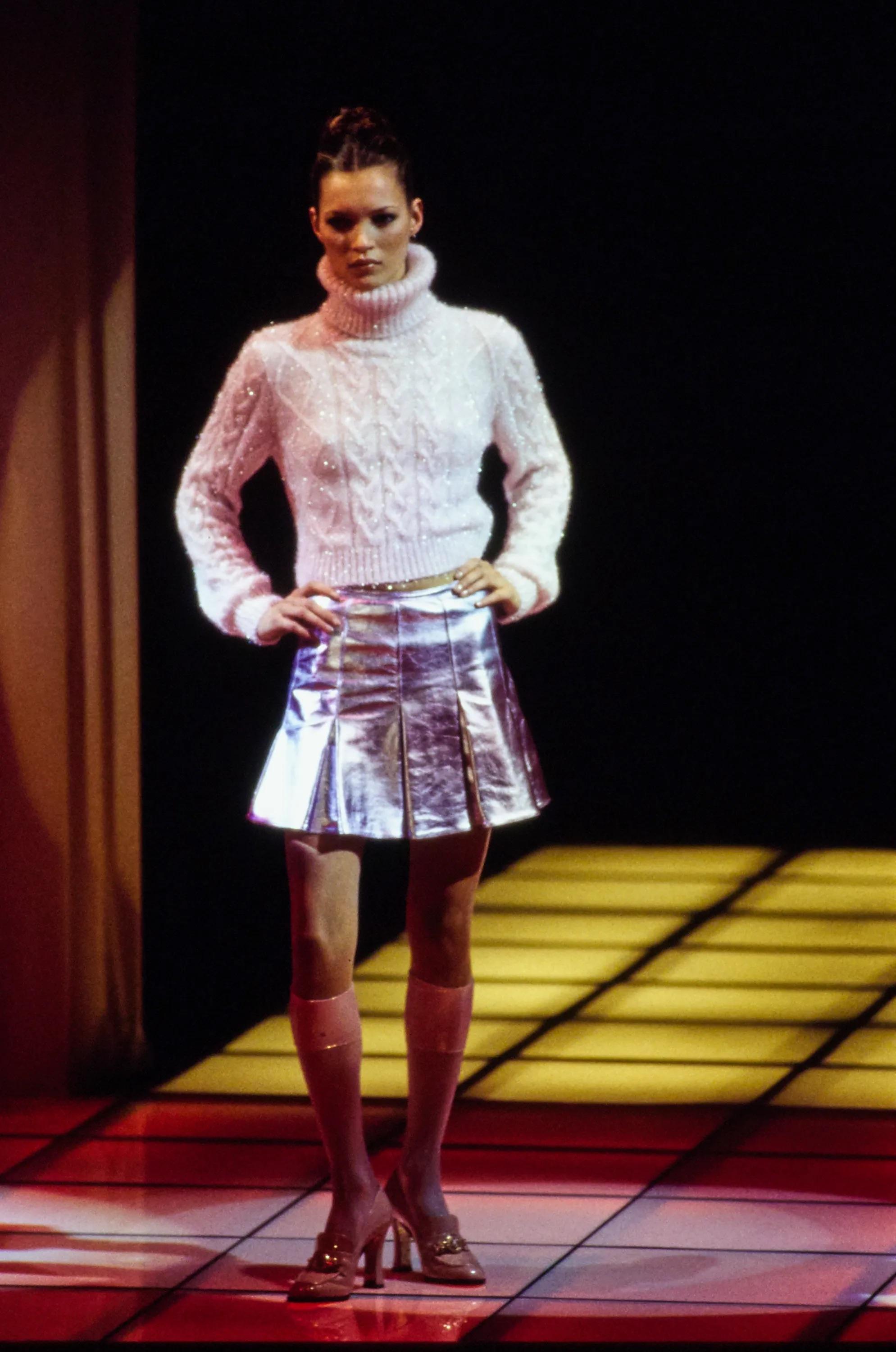 Or F/W 1994 Gianni Versace Runway Ad Gold Metallic Pleated Embossed Leather Skirt (Jupe en cuir plissé gaufré) en vente