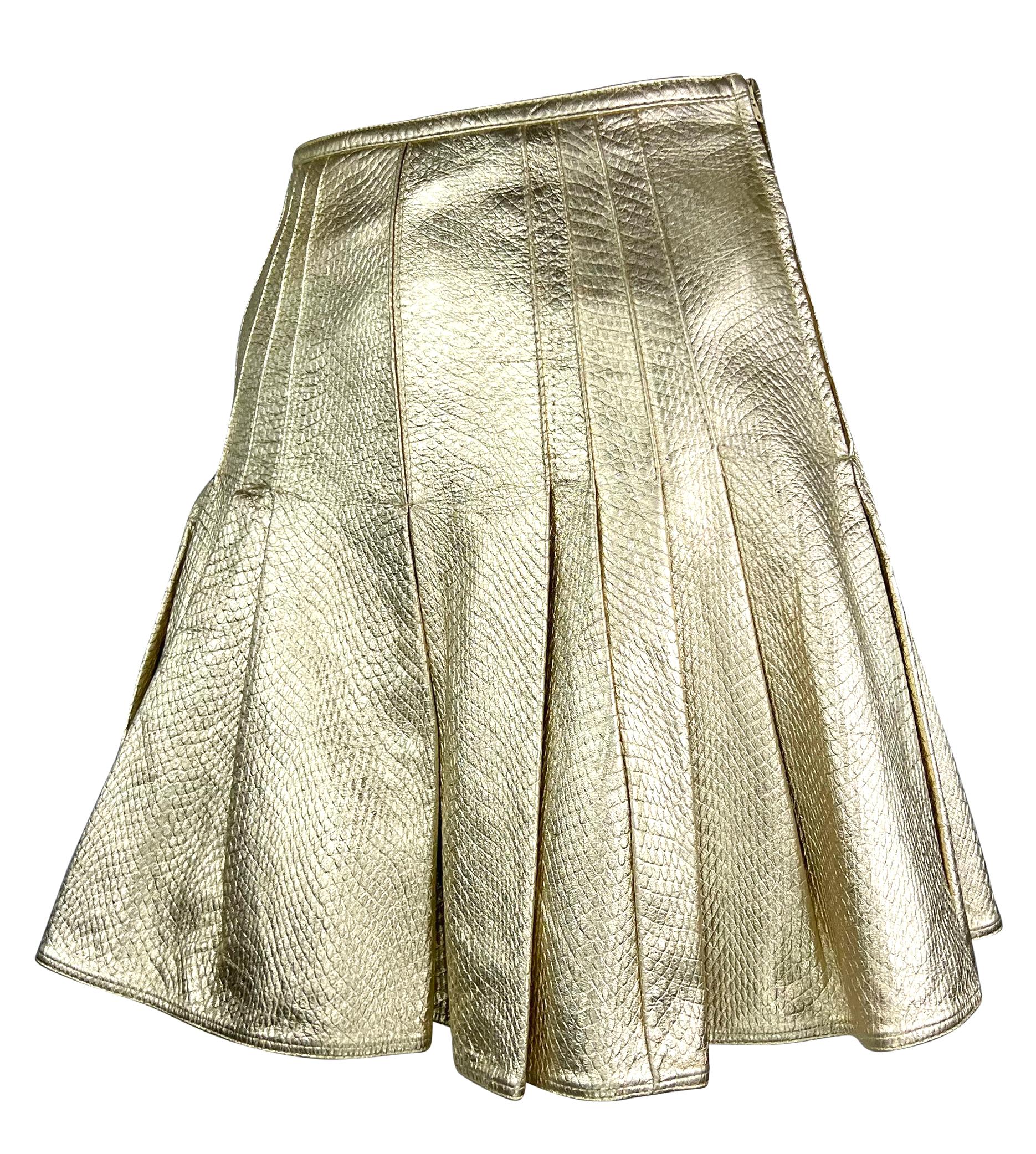F/W 1994 Gianni Versace Runway Ad Gold Metallic Pleated Embossed Leather Skirt (Jupe en cuir plissé gaufré) Bon état - En vente à West Hollywood, CA
