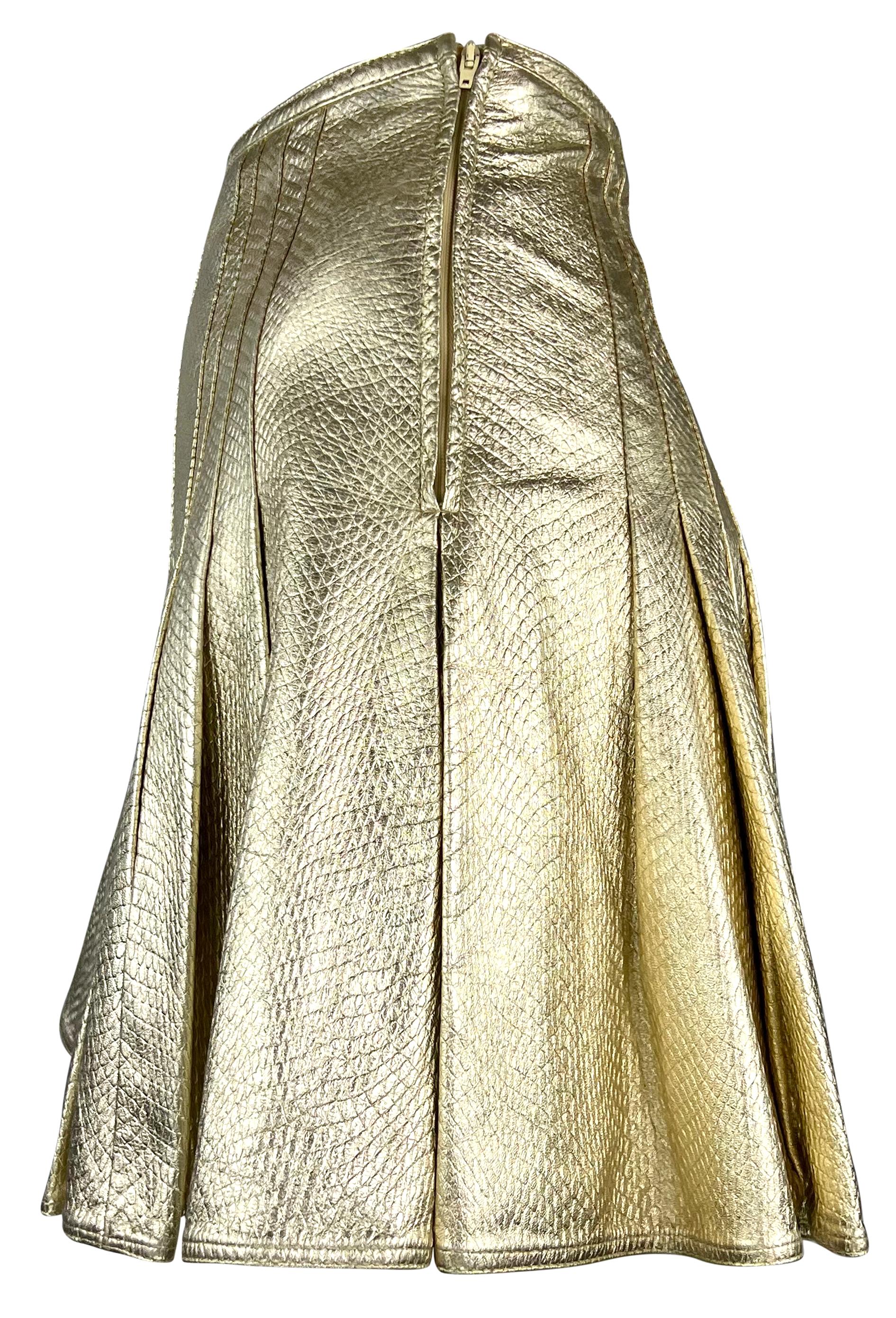 F/W 1994 Gianni Versace Runway Ad Gold Metallic Pleated Embossed Leather Skirt (Jupe en cuir plissé gaufré) Pour femmes en vente