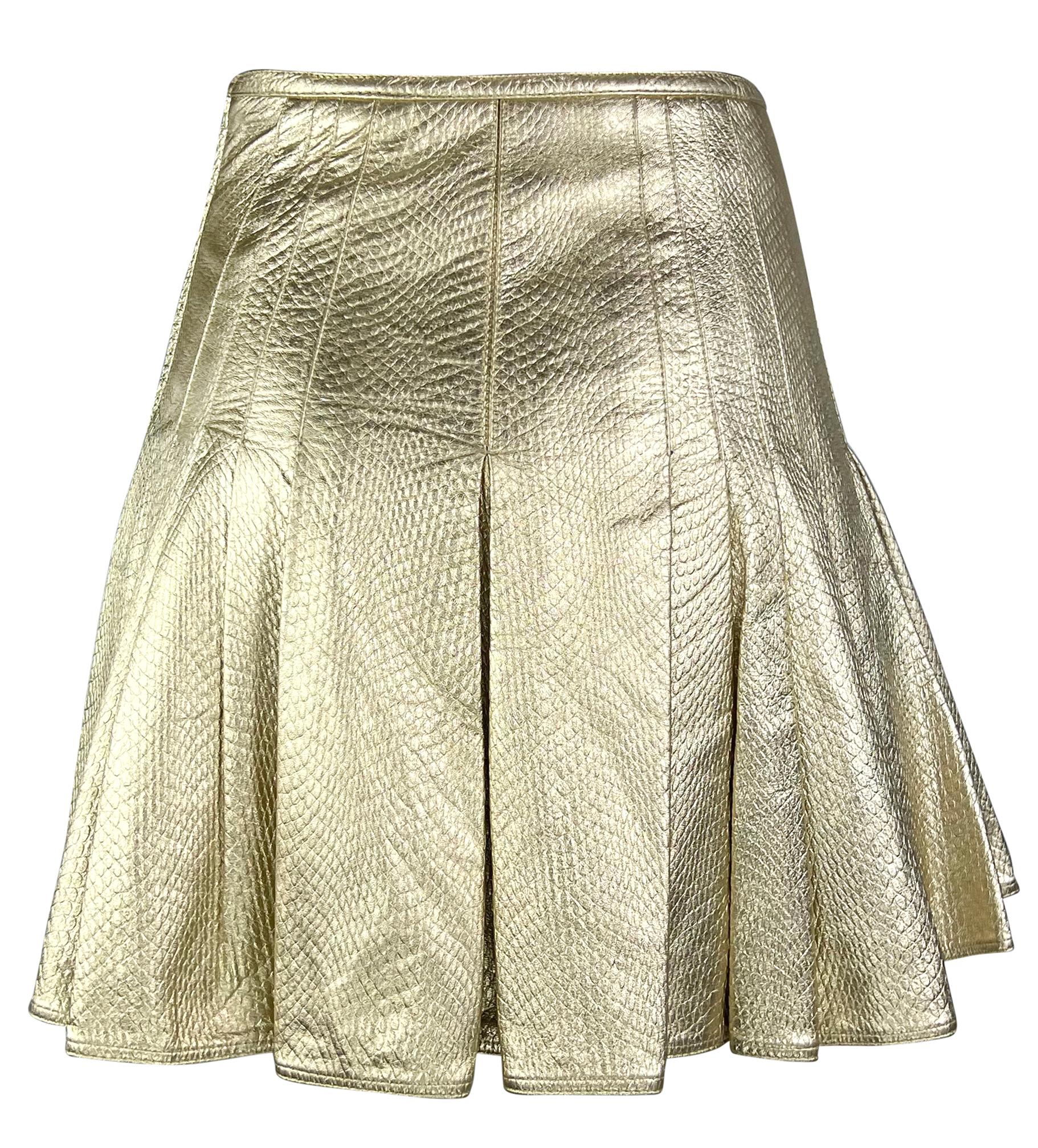 F/W 1994 Gianni Versace Runway Ad Gold Metallic Pleated Embossed Leather Skirt (Jupe en cuir plissé gaufré) en vente 1
