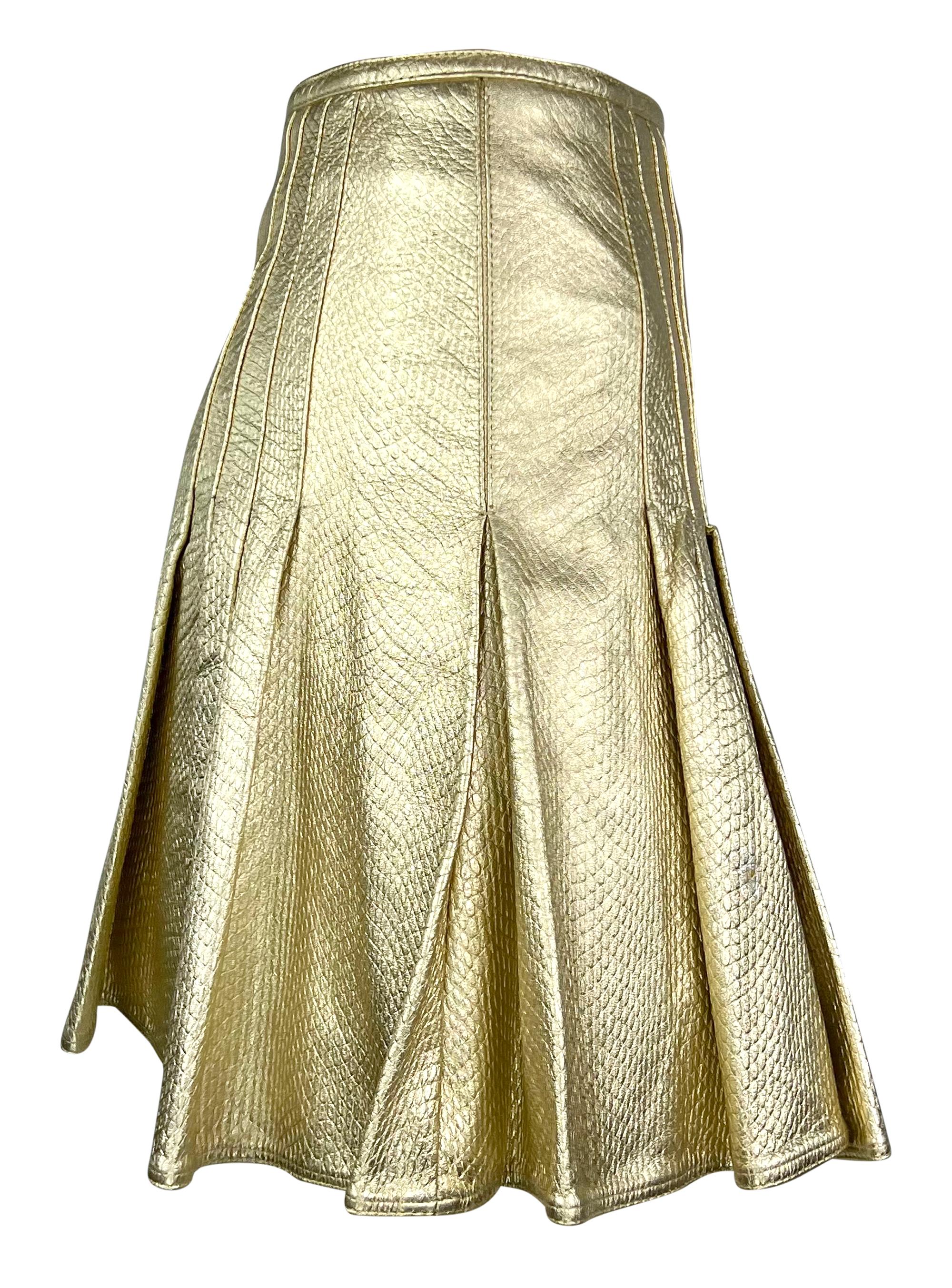 F/W 1994 Gianni Versace Runway Ad Gold Metallic Pleated Embossed Leather Skirt (Jupe en cuir plissé gaufré) en vente 2