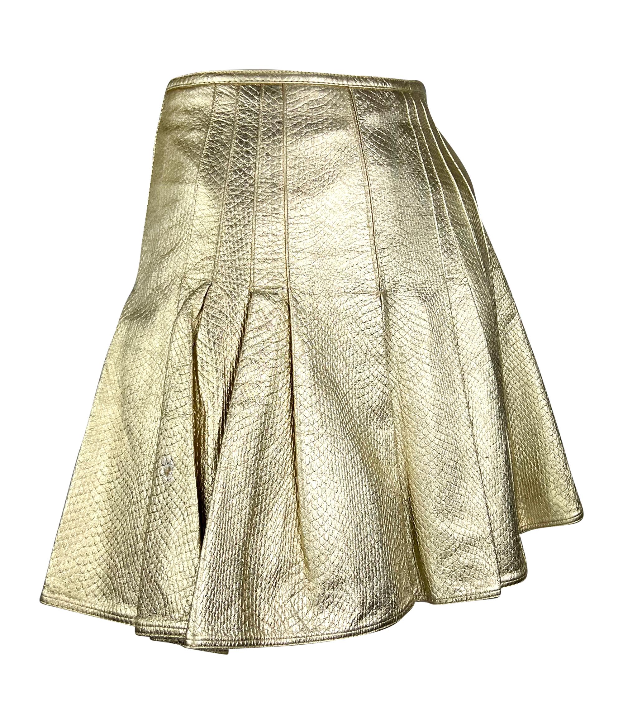 F/W 1994 Gianni Versace Runway Ad Gold Metallic Pleated Embossed Leather Skirt (Jupe en cuir plissé gaufré) en vente 3