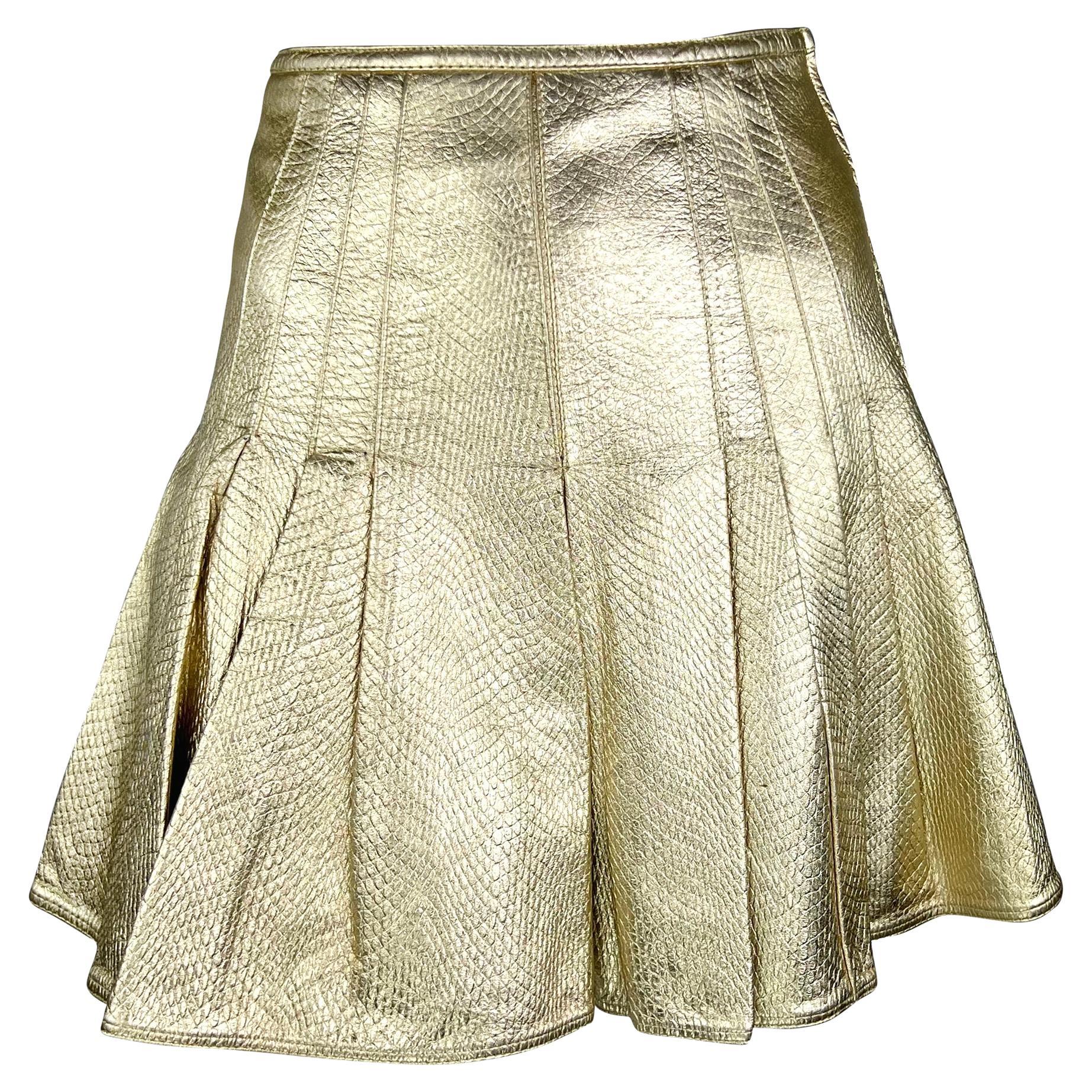 F/W 1994 Gianni Versace Runway Ad Gold Metallic Pleated Embossed Leather Skirt (Jupe en cuir plissé gaufré)