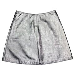 H/W 1994 Gianni Versace Laufsteg Werbe-Minirock mit lavendelfarbenem geprägtem Metallic-Minirock