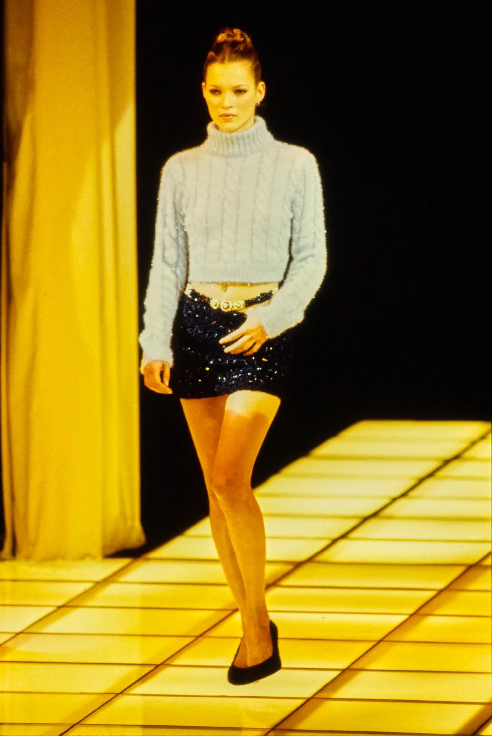 A/I 1994 Gianni Versace: Cintura in pelle verniciata con perline nere In condizioni ottime in vendita a West Hollywood, CA