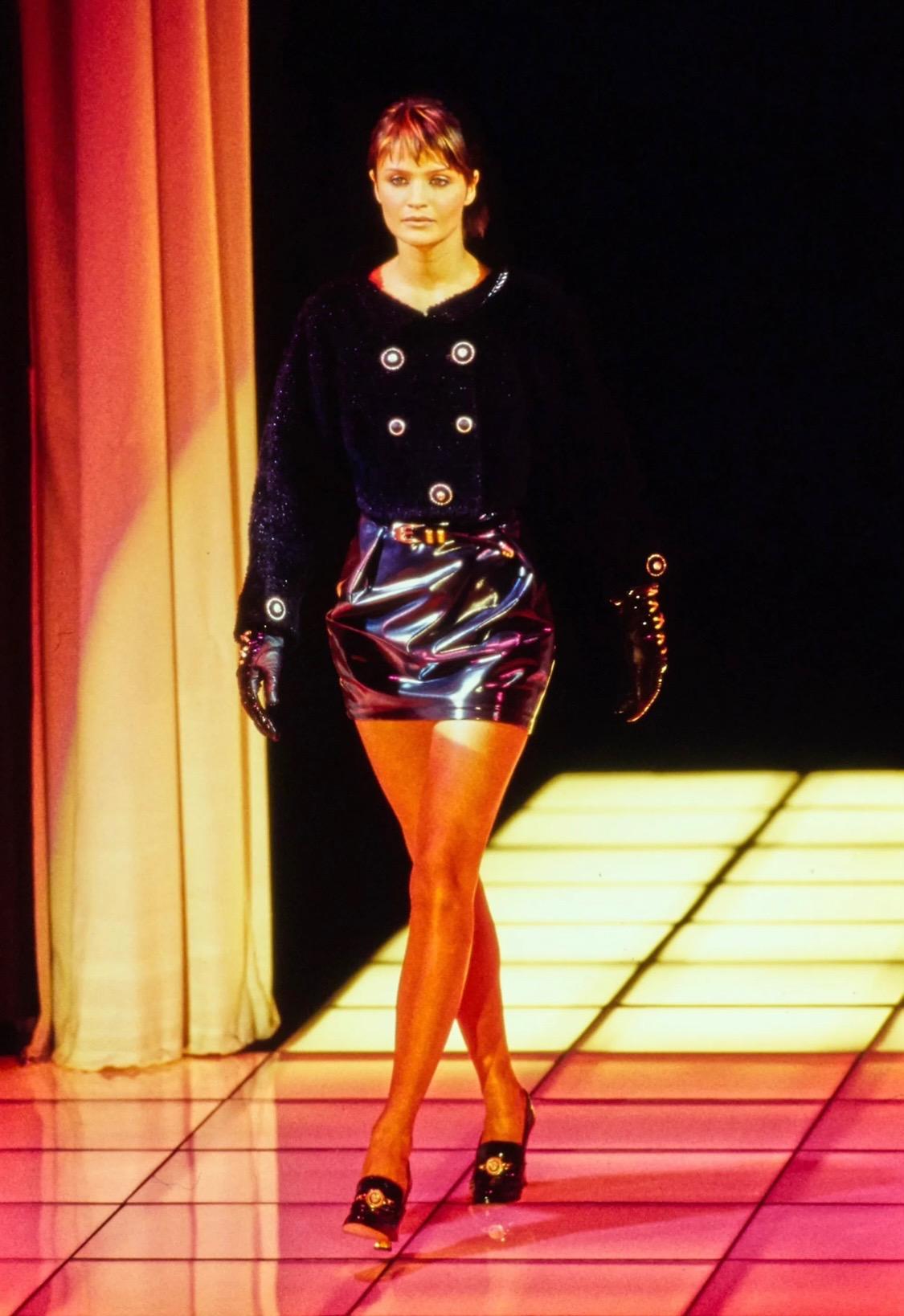 Voici une paire d'escarpins Gianni Versace en fausse peau de serpent noire, créée par Gianni Versace. Datant de l'automne-hiver 1994, ces escarpins de style mocassin sont ornés de médaillons Versace Medusa dorés sur l'empeigne. De multiples versions