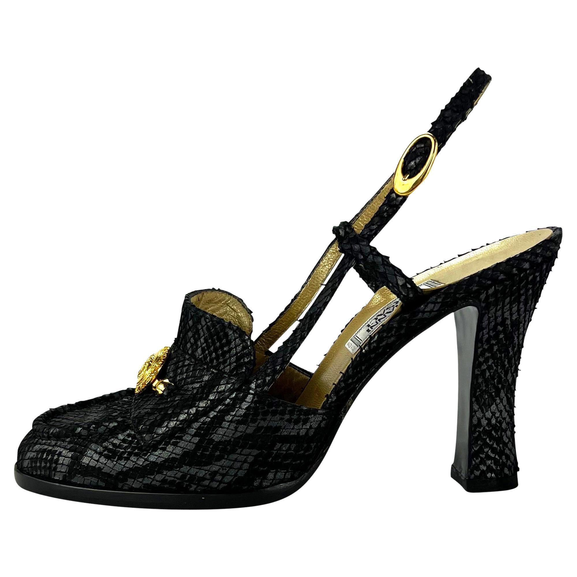 Noir F/W 1994 Gianni Versace Runway Medusa Black Snakeskin Loafer Sling Pump Size 38 en vente