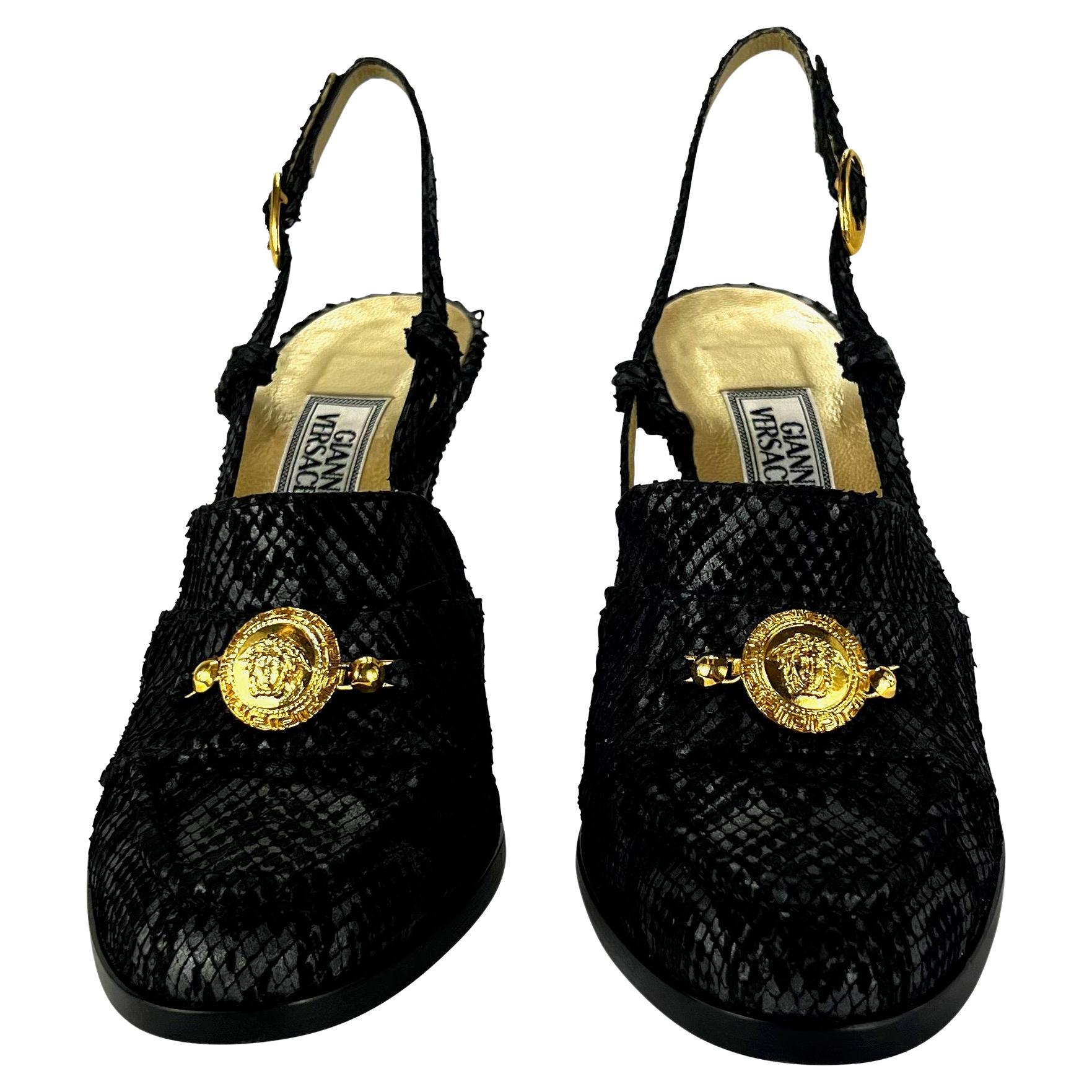 F/W 1994 Gianni Versace Runway Medusa Black Snakeskin Loafer Sling Pump Size 38 Pour femmes en vente