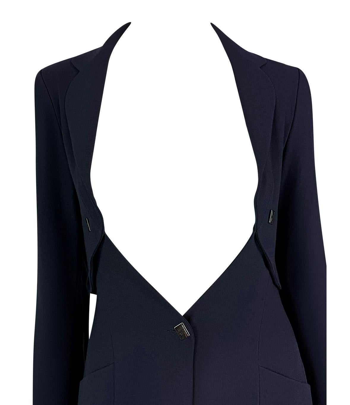 Questo abito cappotto in lana blu di Karl Lagerfeld della collezione Autunno/Inverno 1994 presenta un audace design aperto sul davanti con una scollatura profonda. La silhouette sartoriale comprende revers affilati, chiusura con un solo bottone e