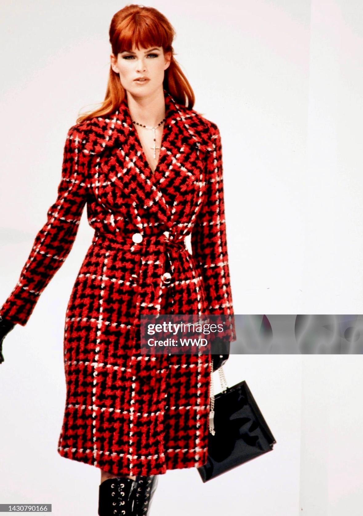 Questa elegante e spigolosa tote bag nera della collezione Dolce & Gabbana Autunno/Inverno 1995 ha originariamente debuttato in passerella in diverse varianti ed è apparsa nella campagna pubblicitaria della stagione su Linda Evangelista, immortalata