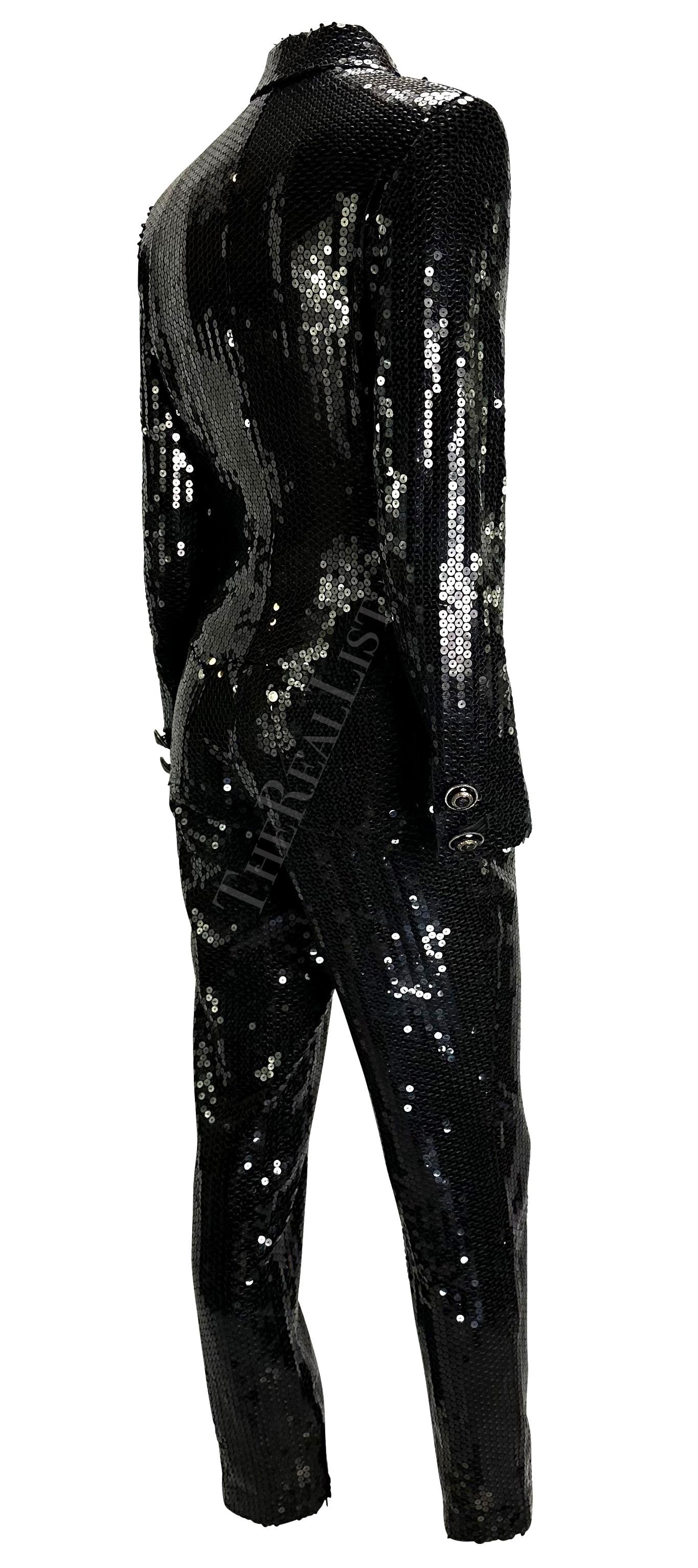 F/W 1995 Gianni Versace Couture Traje pantalón Medusa de lentejuelas negras en venta 3