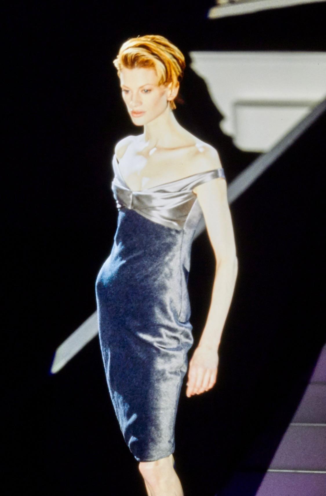 F/W 1995 Gianni Versace Couture Runway - Robe grise plissée en velours de soie en vente 2
