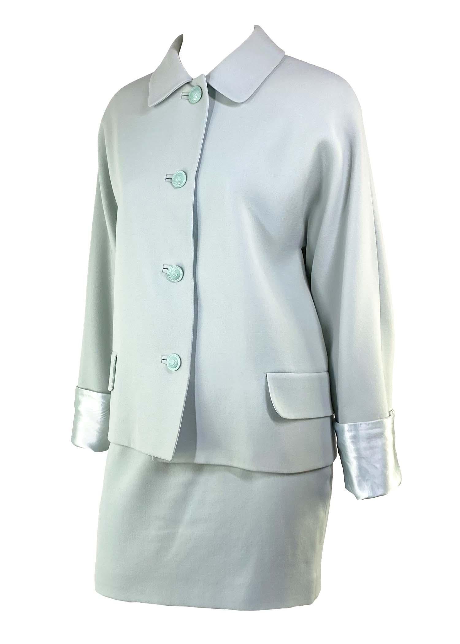 Grigio Gianni Versace Couture A/I 1995: abito con gonna in raso di lana blu chiaro e Medusa in vendita