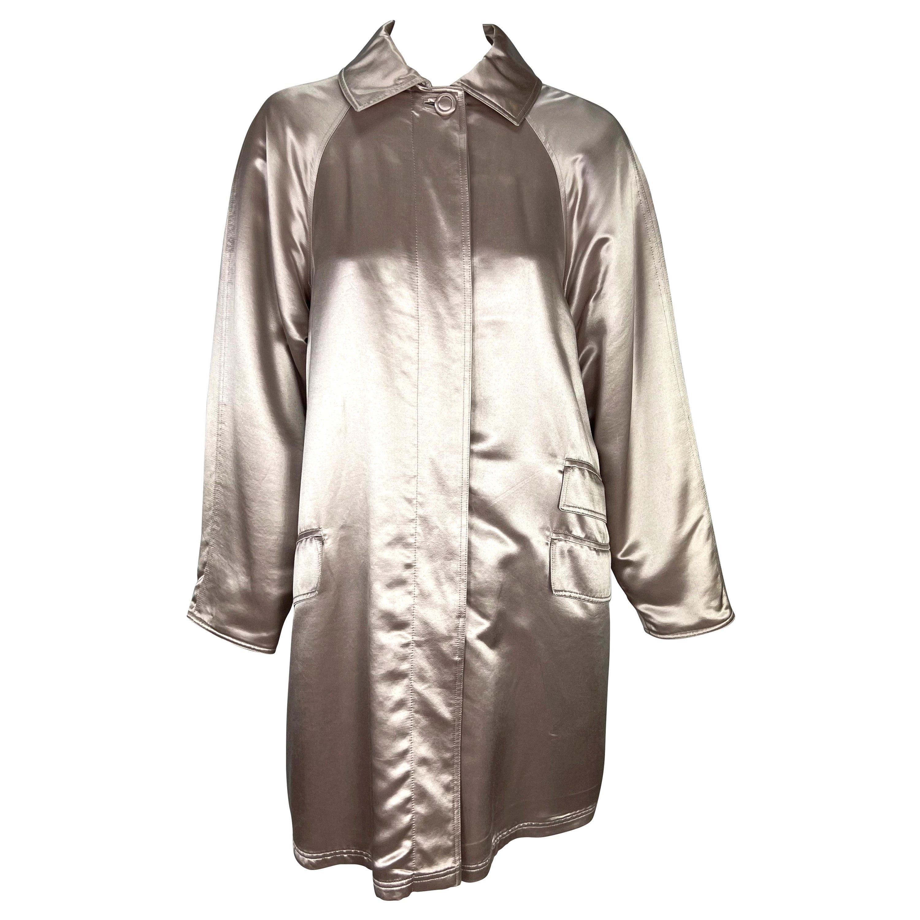 F/W 1995 Gianni Versace Couture Laufsteg Silberner Blush Satin-Mantel mit Knopfleiste