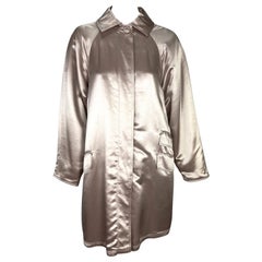 F/W 1995 Gianni Versace Couture Laufsteg Silberner Blush Satin-Mantel mit Knopfleiste