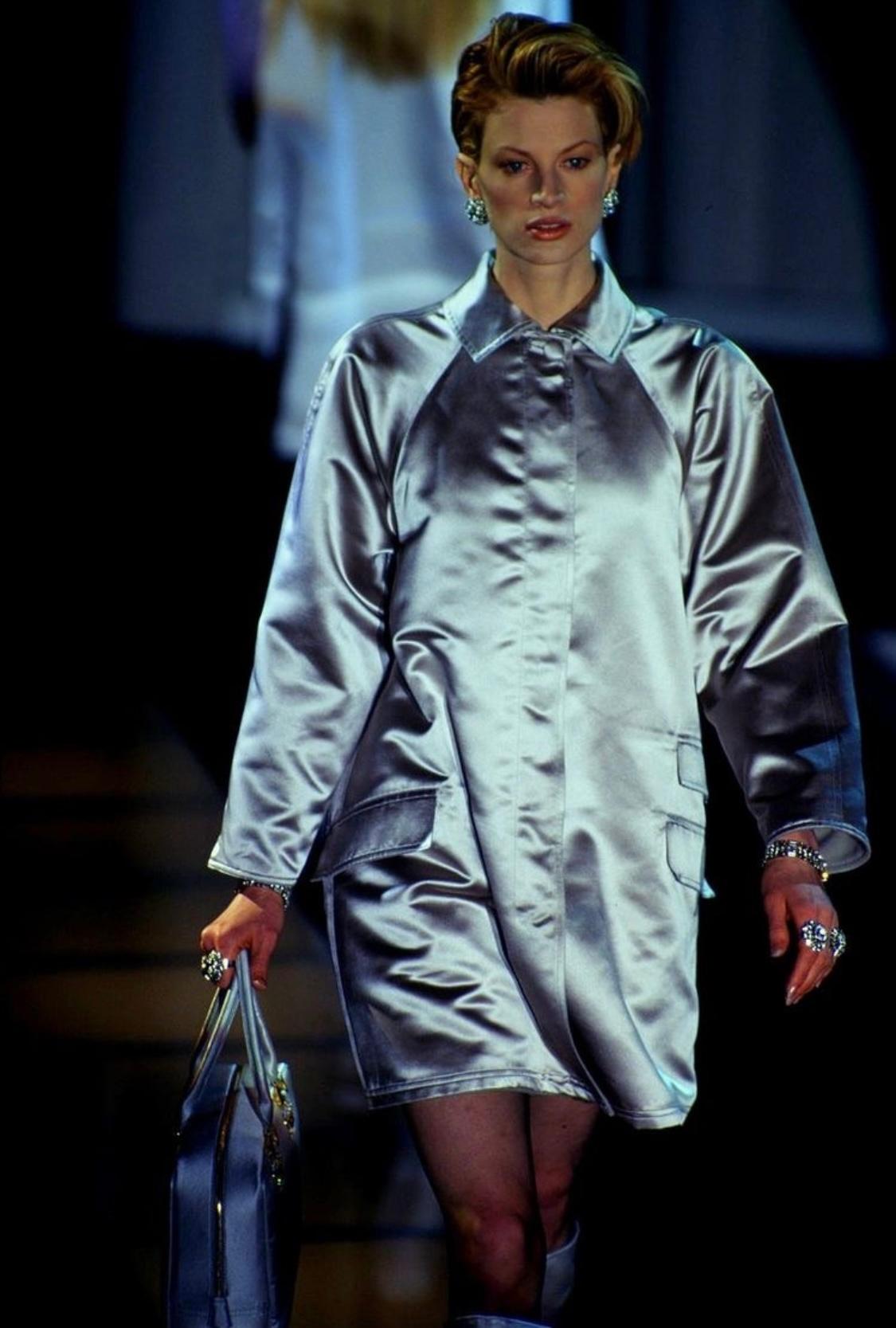 Gianni Versace Couture A/I 1995: cappotto con bottoni in raso color argento e rosa. In condizioni buone in vendita a West Hollywood, CA