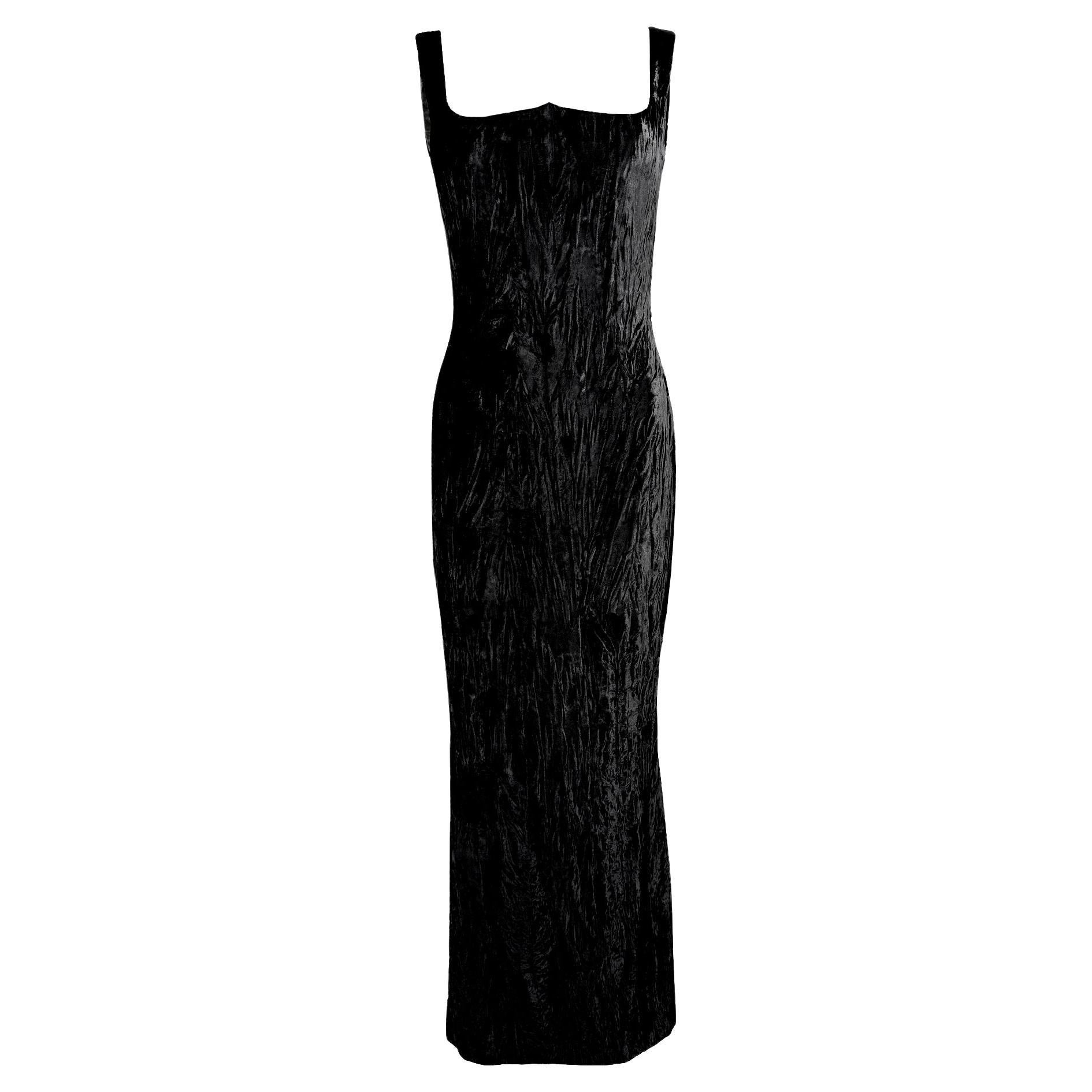 F/W 1995 Gianni Versace Runway Ad Velvet Sweetheart Neckline Black Evening Gown For Sale
