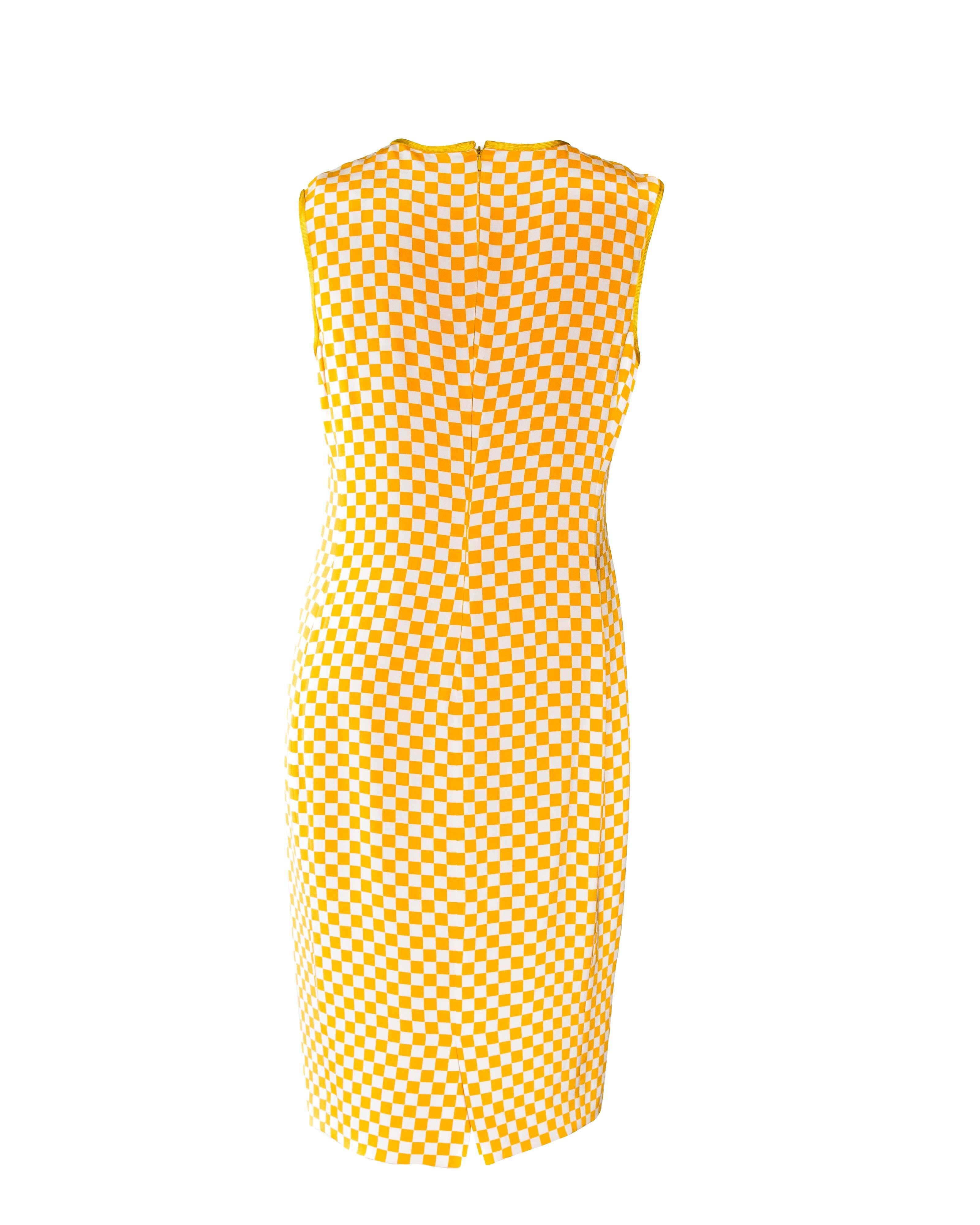 Robe de défilé Gianni Versace à carreaux jaunes et orange, A/H 1995 Pour femmes en vente