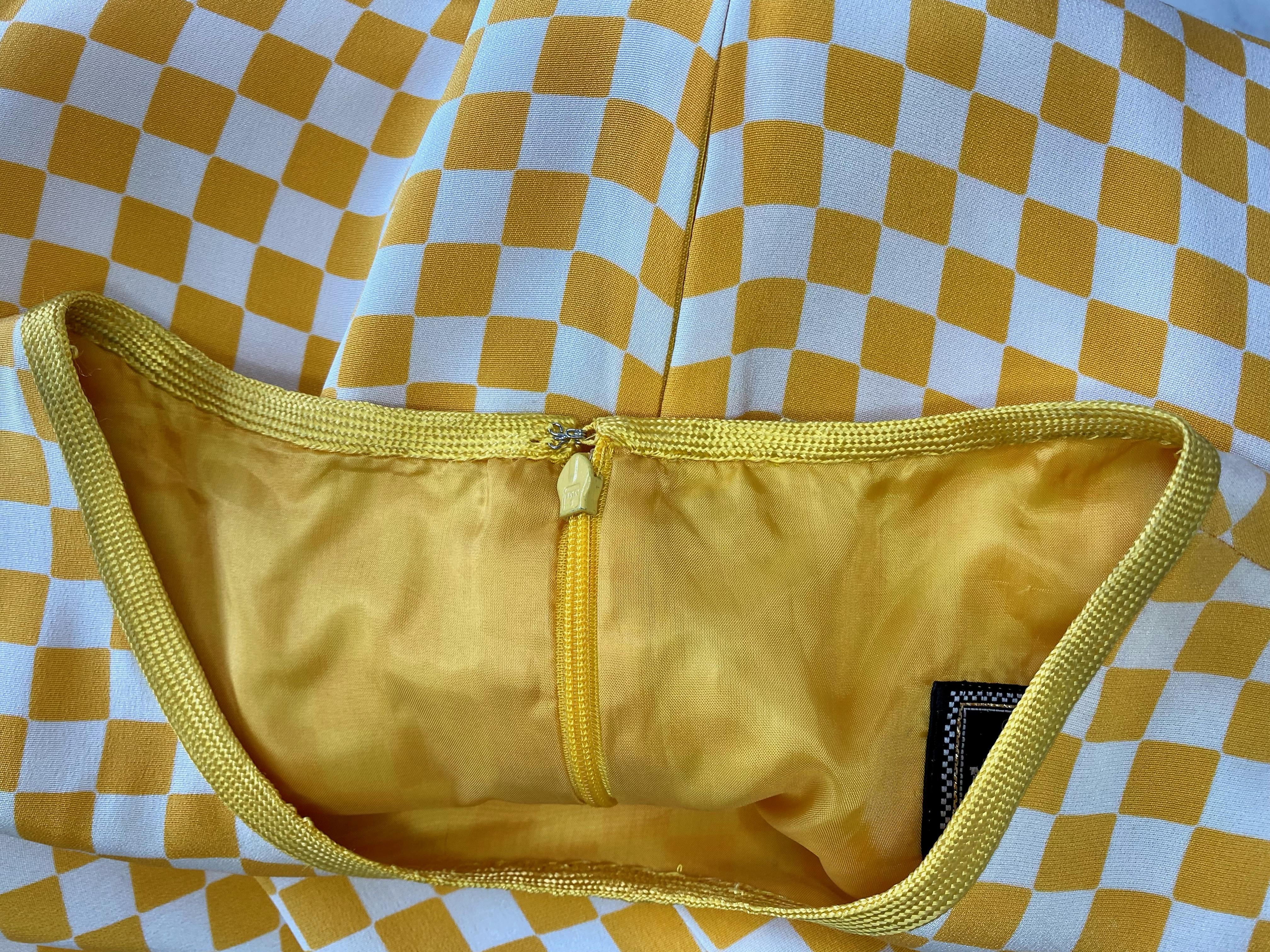 Robe de défilé Gianni Versace à carreaux jaunes et orange, A/H 1995 en vente 1