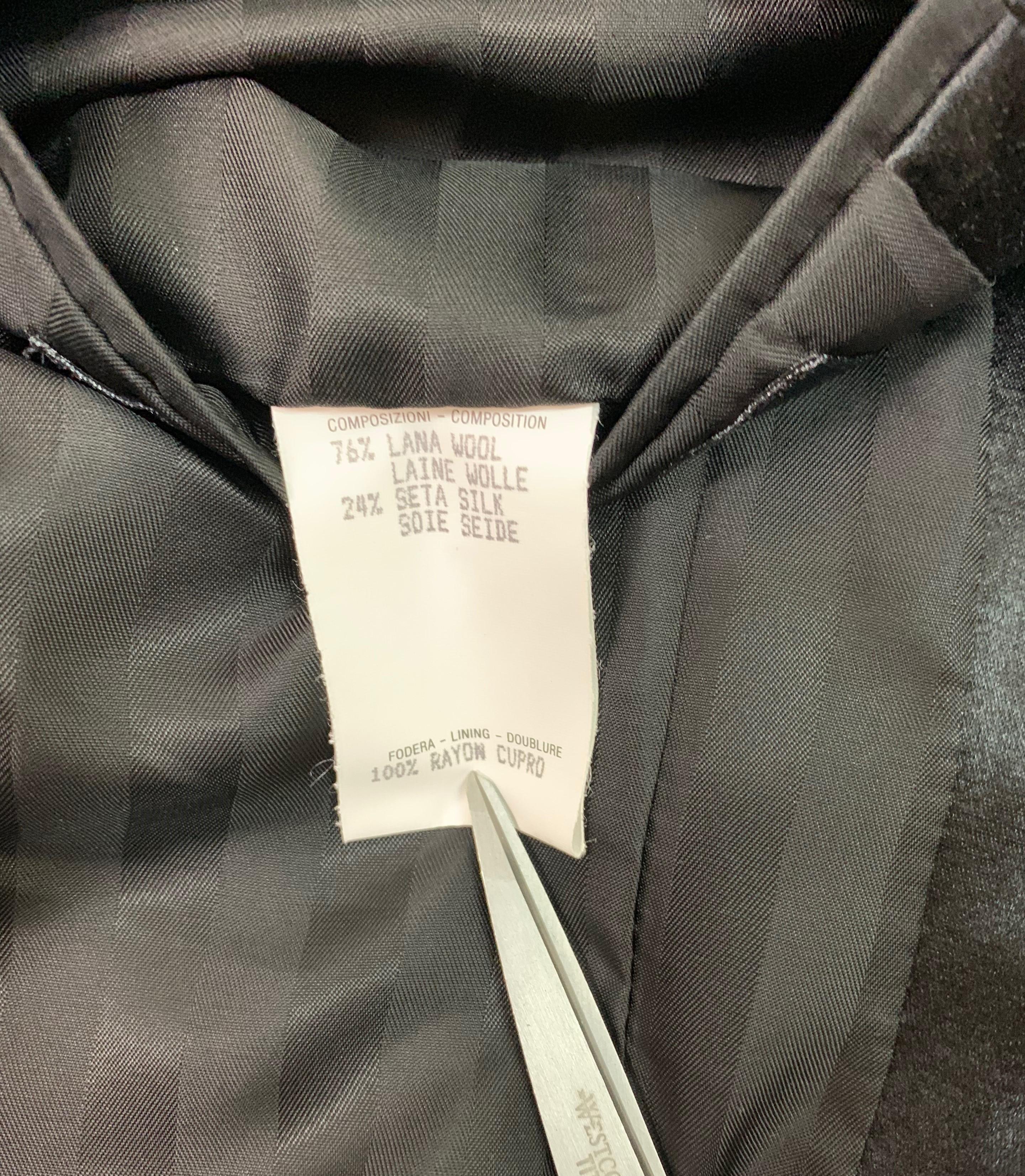 F/W 1995 Gucci by Tom Ford Black Silk Satin Structured Tuxedo Jacket In Good Condition In Yukon, OK