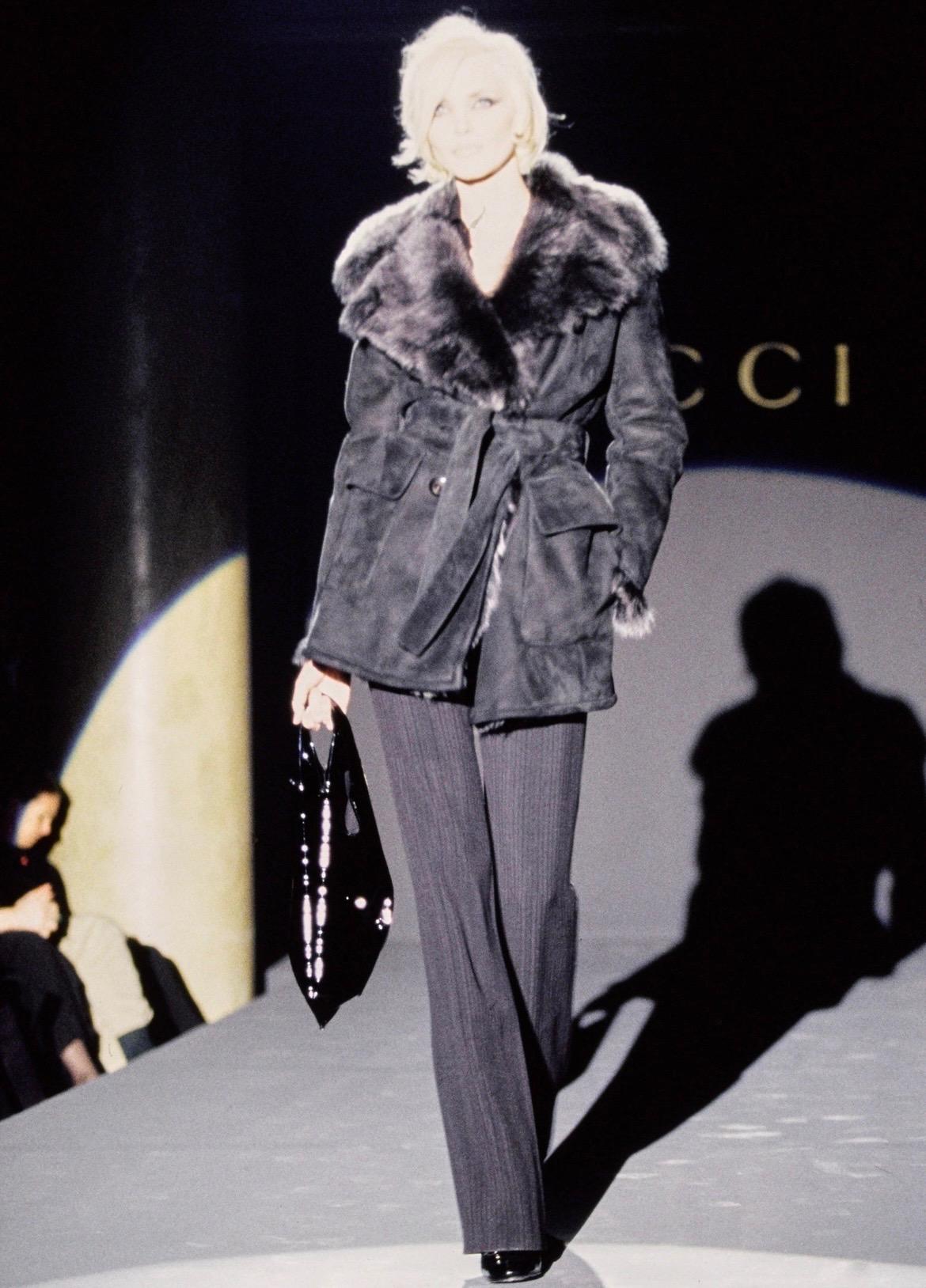 Wir präsentieren einen fabelhaften schwarzen Gucci-Mantel aus Shearling-Wildleder, entworfen von Tom Ford. Dieser Mantel aus der Herbst/Winter-Kollektion 1995 wurde auf dem Laufsteg als Teil des Looks 17 präsentiert und von Nadja Auermann