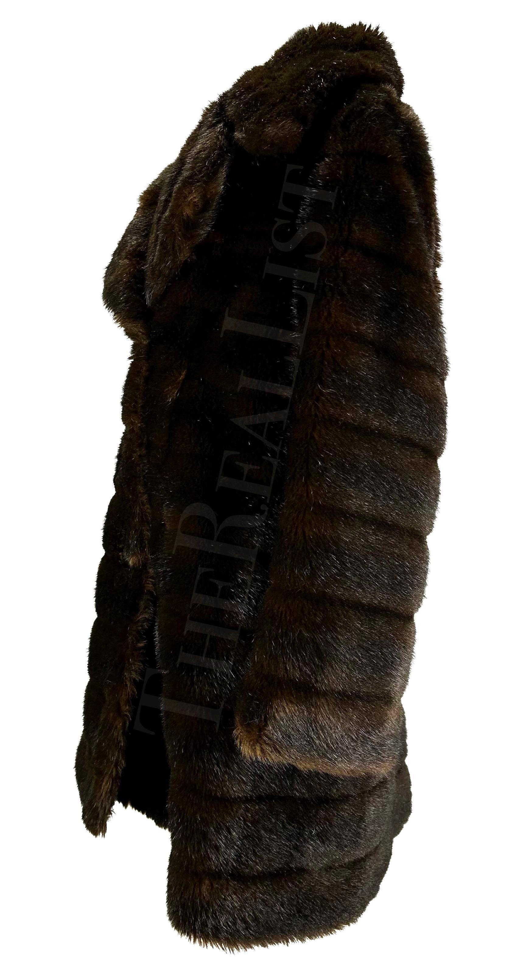 Donna A/I 1995 Gucci by Tom Ford: cappotto doppio petto in visone con pelliccia sintetica marrone in vendita