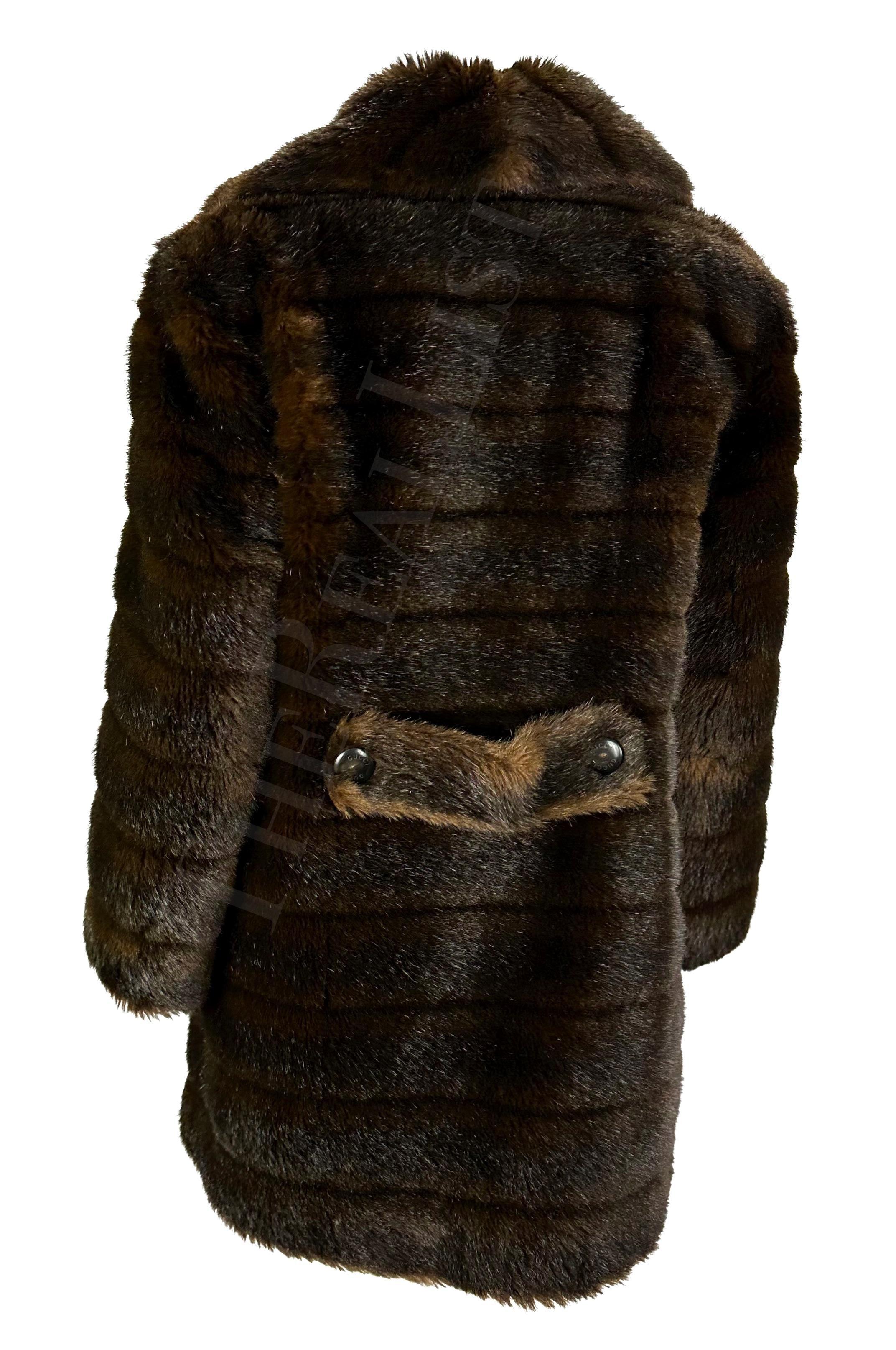 A/I 1995 Gucci by Tom Ford: cappotto doppio petto in visone con pelliccia sintetica marrone in vendita 1