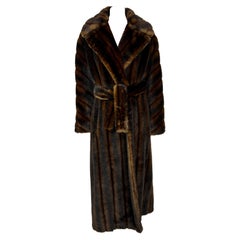 A/I 1995 Ralph Lauren fa sfilare un cappotto oversize con cintura in pelliccia di visone e zibellino.
