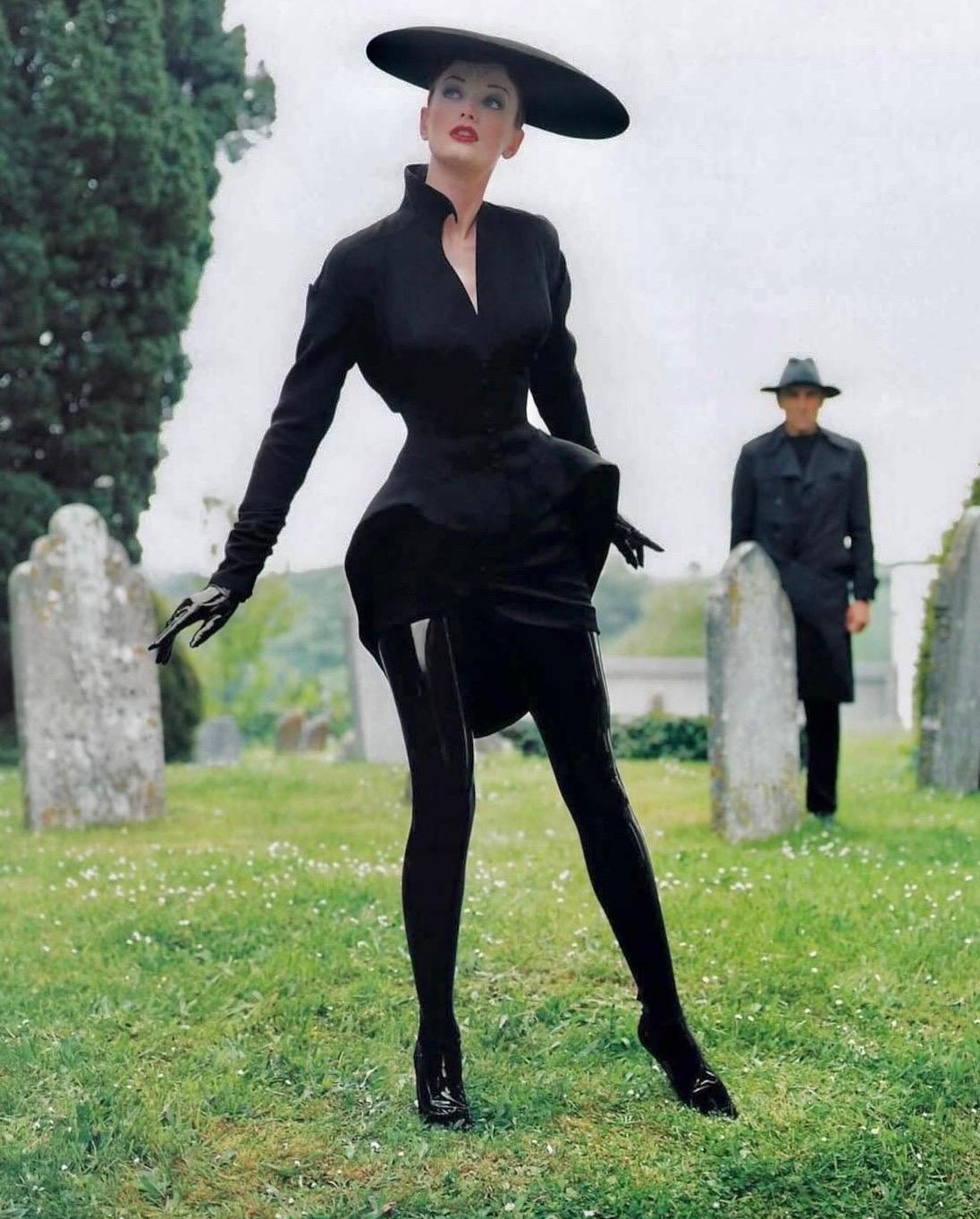 F/W 1995 Thierry Mugler Black Iconic Sculptural Archival Runway Jacket For Sale 2