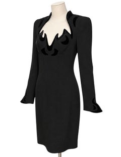 Abito con ritagli scolpiti e bordi in velluto nero di Thierry Mugler, collezione Autunno/Inverno 1995