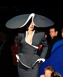 Otoño/Invierno 1995: chaqueta escultural con peplum «Couturissime» en blanco y negro de Thierry Mugler