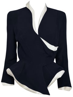 Otoño/Invierno 1995: chaqueta escultural con peplum «Couturissime» en blanco y negro de Thierry Mugler