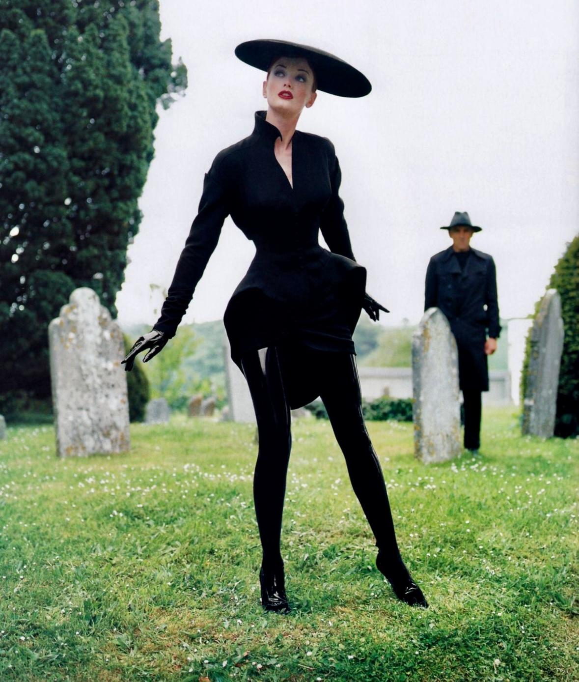 Dieser unglaubliche schwarze Minirock von Thierry Mugler wurde von Manfred Mugler für seine Herbst/Winter-Kollektion 1995 entworfen. Mehrere Versionen dieses Anzugs eröffneten seinen Herbst/Winter 1995 