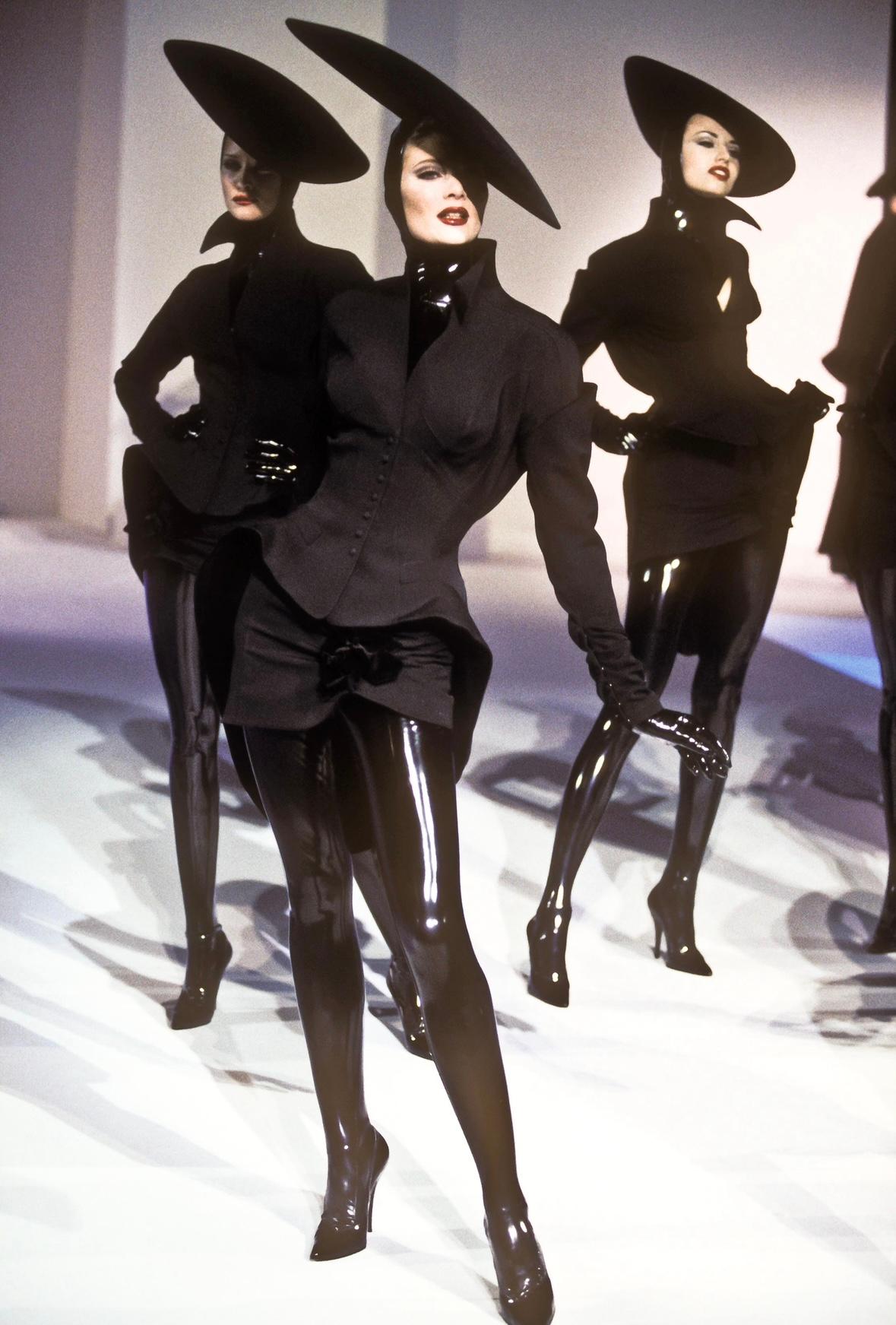 H/W 1995 Thierry Mugler Laufsteg Werbe-Minirock mit Samtbesatz, skulpturaler schwarzer Anzug, Skulpturaler Stil im Zustand „Hervorragend“ im Angebot in West Hollywood, CA