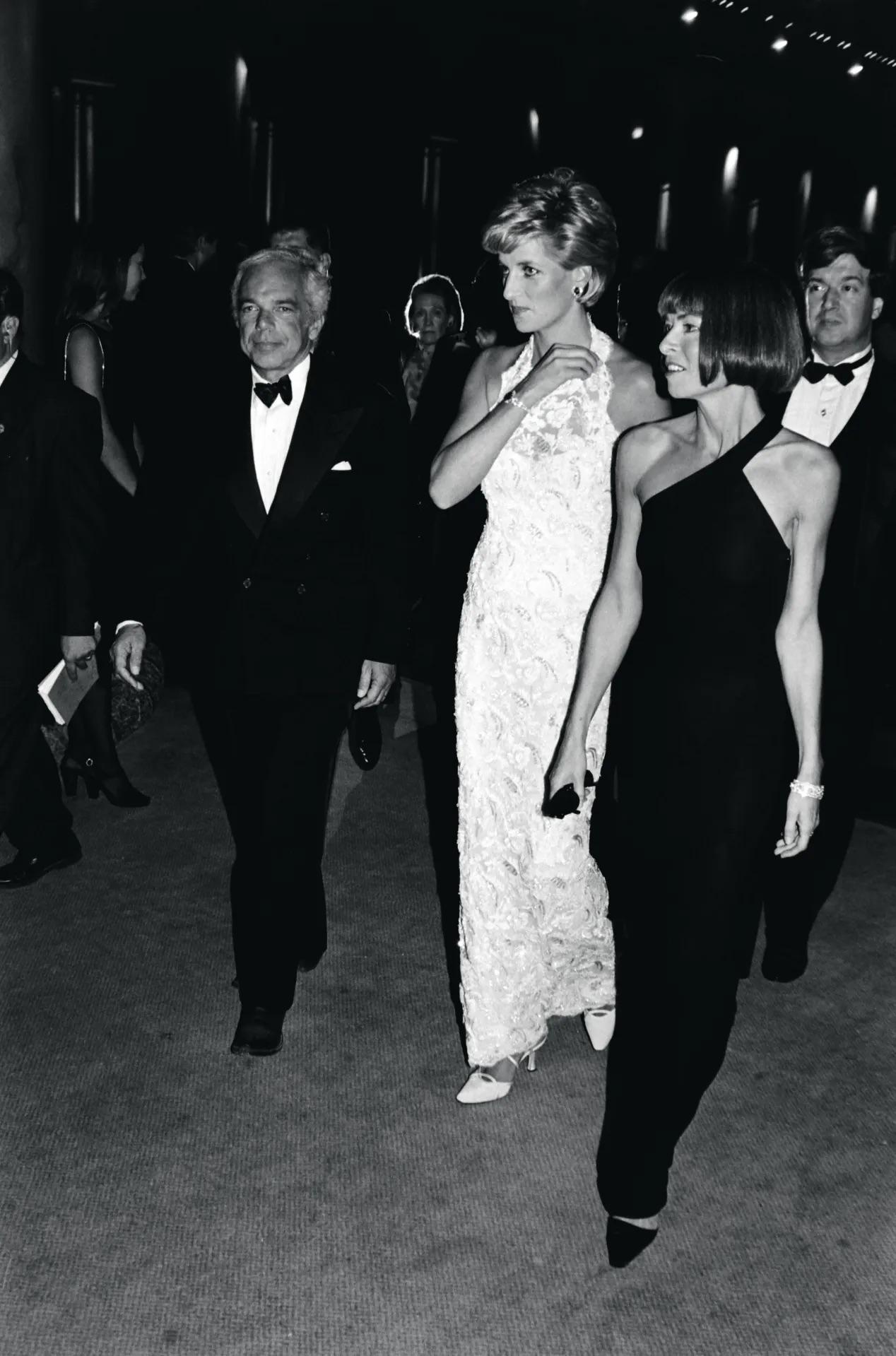 F/W 1996 Calvin Klein Pasarela Vestido negro de viscosa asimétrico Bodycon Columna en venta 1