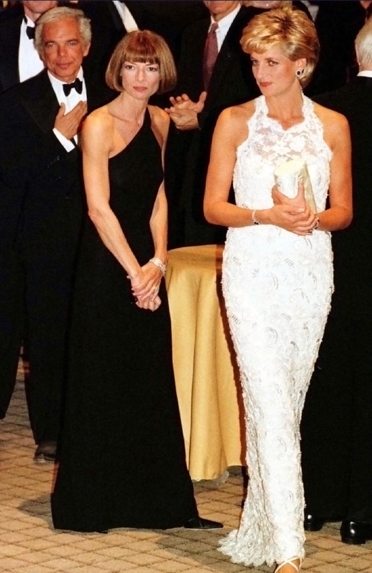 Con una variación que debutó como Look 68 en la pasarela Otoño/Invierno 1996 de Calvin Klein, modelada por Christina Kruse, este vestido negro ceñido es un clásico de impacto. Esta bata elástica es el esencial elevado que todo armario necesita. Este