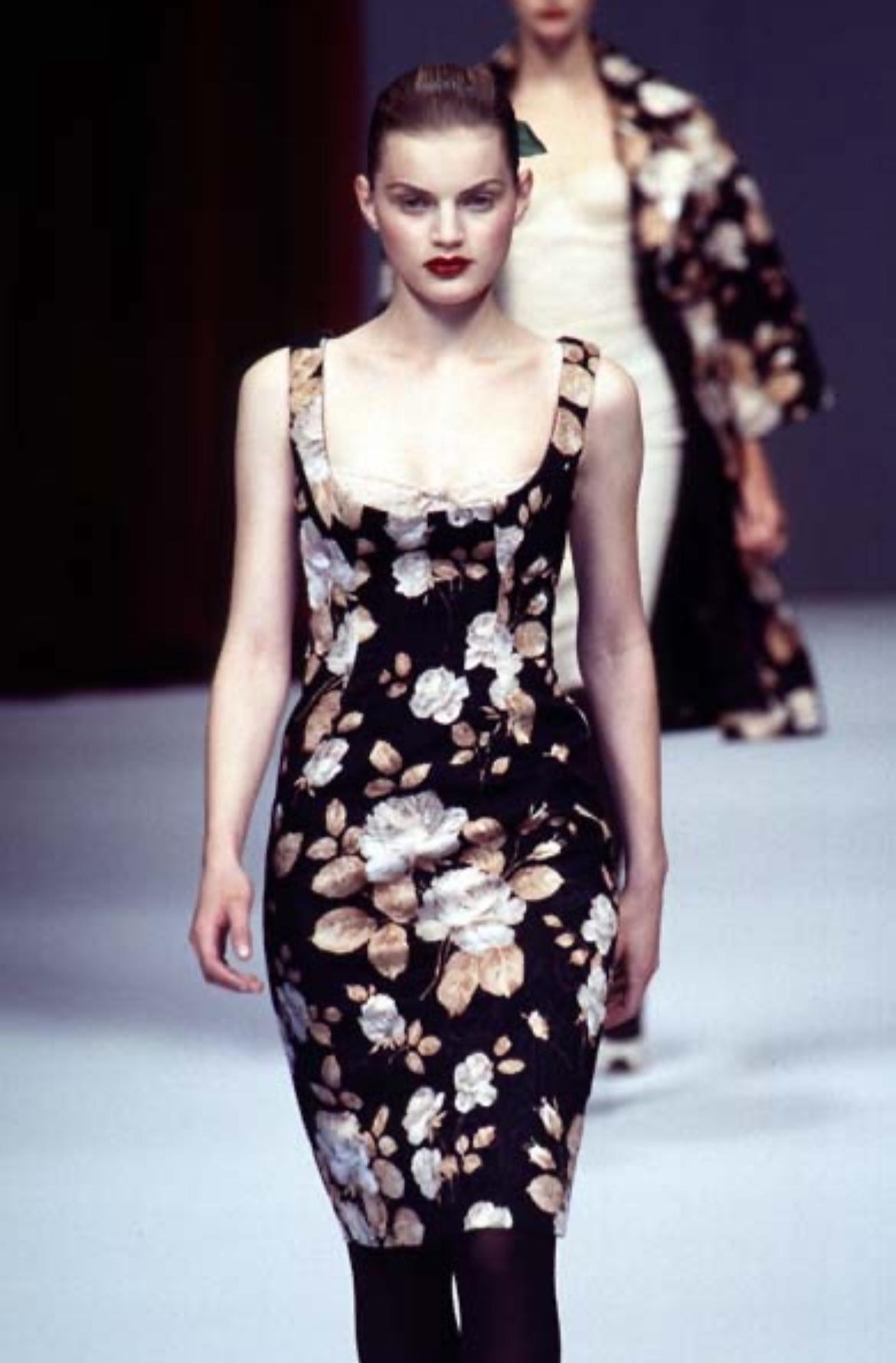 Presenting a tan and black floral skirt by Dolce & Gabbana from the Fall/Winter 1996 collection. This distinctive pattern made its debut on the season's runway. This skirt, cut above the knee, is made from jacquard fabric adorned with a tan rose