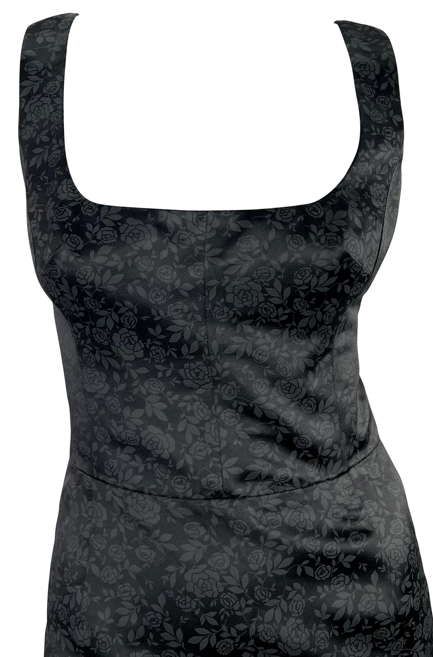Issue de la collection automne-hiver 1996, cette petite robe sans manches en satin noir Dolce & Gabbana est recouverte d'un imprimé rose monotone. Dotée d'une encolure carrée et d'un dos apparent, cette robe élégante est un ajout chic et sans effort