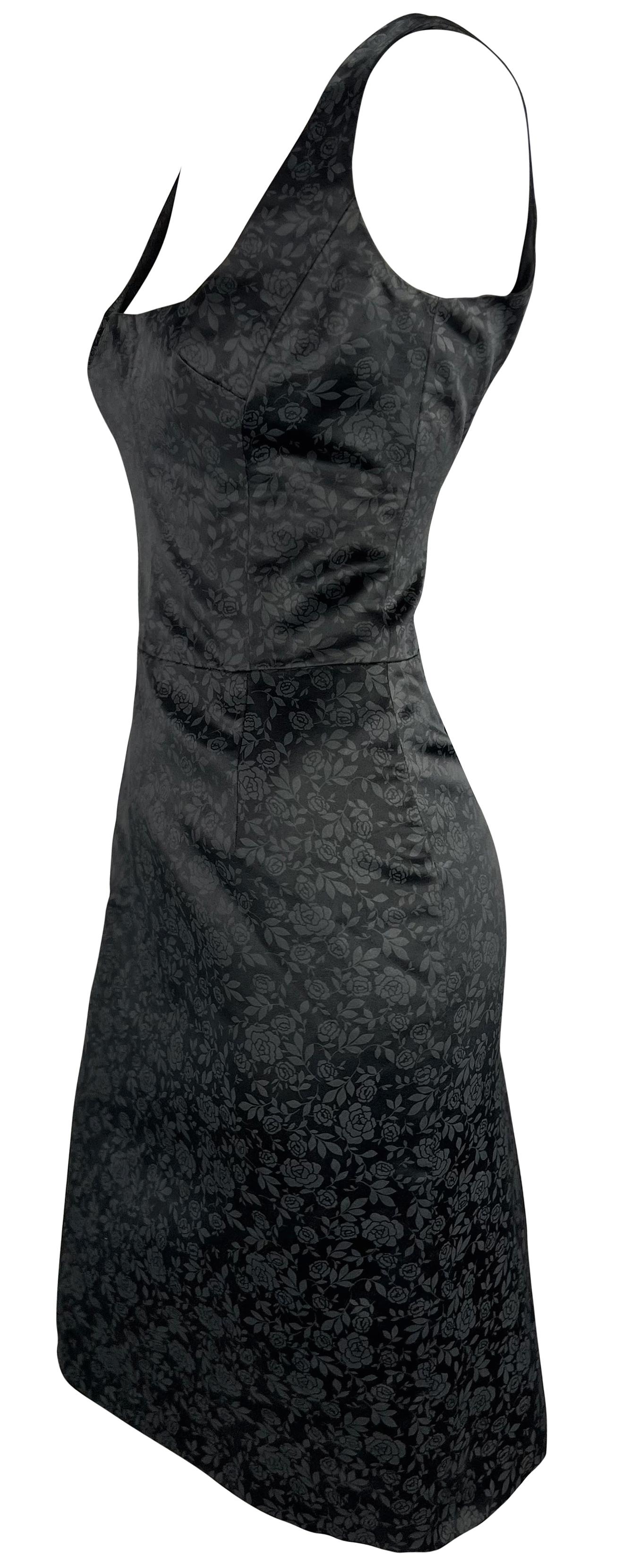 F/W 1996 Dolce & Gabbana Mini robe sans manches en satin noir imprimé rose anthracite Excellent état - En vente à West Hollywood, CA