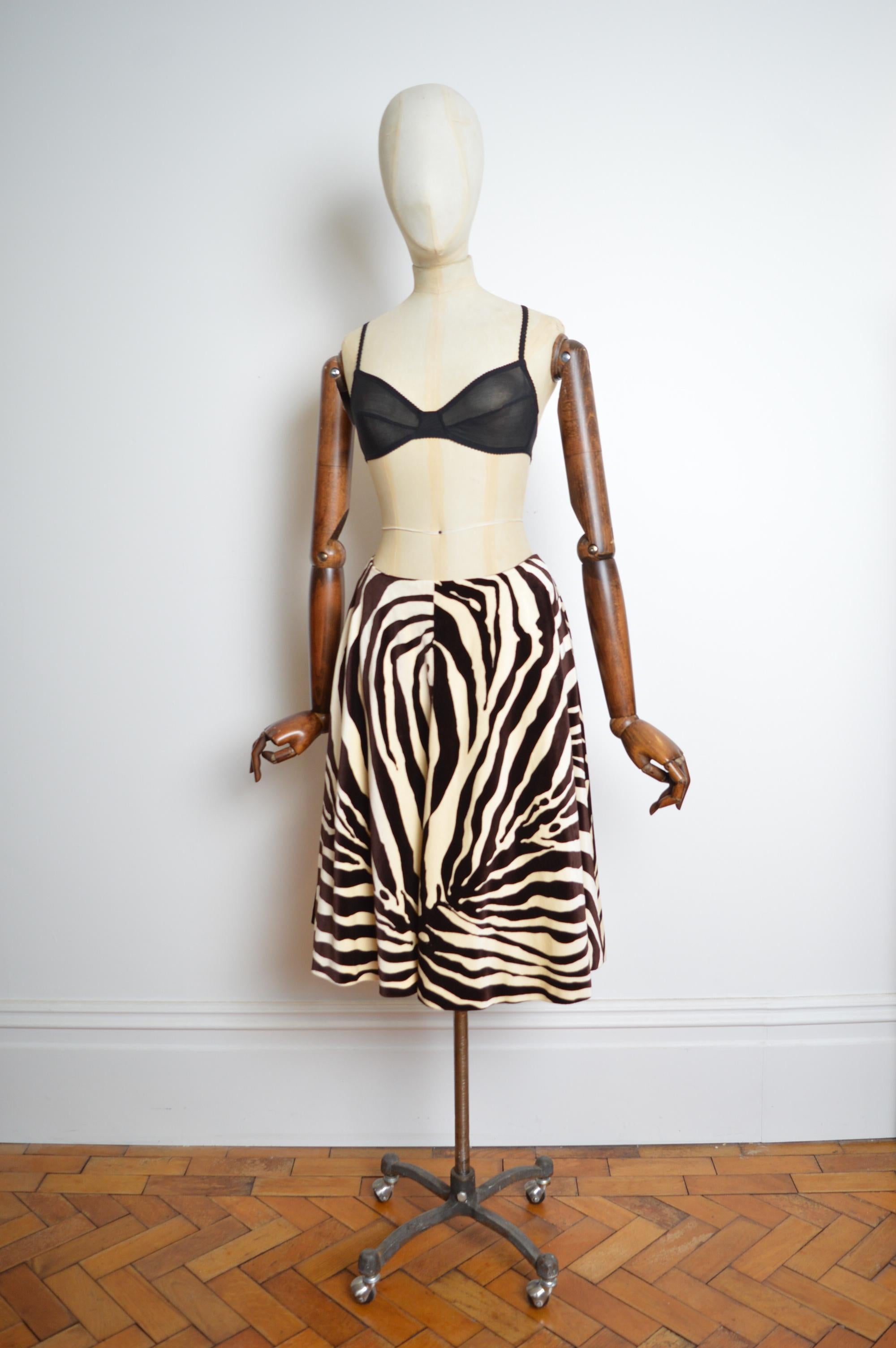 Fabulous Fall / Winter 1996 Dolce & Gabbana circle skirt crafted from brown & cream velvet in a Zebra pattern print, with a beautiful 'Dolce & Gabbana' Ivory jacquard lining and concealed zip up back. 
MADE IN ITALY !
Size; Recommended UK 8-10
Mid