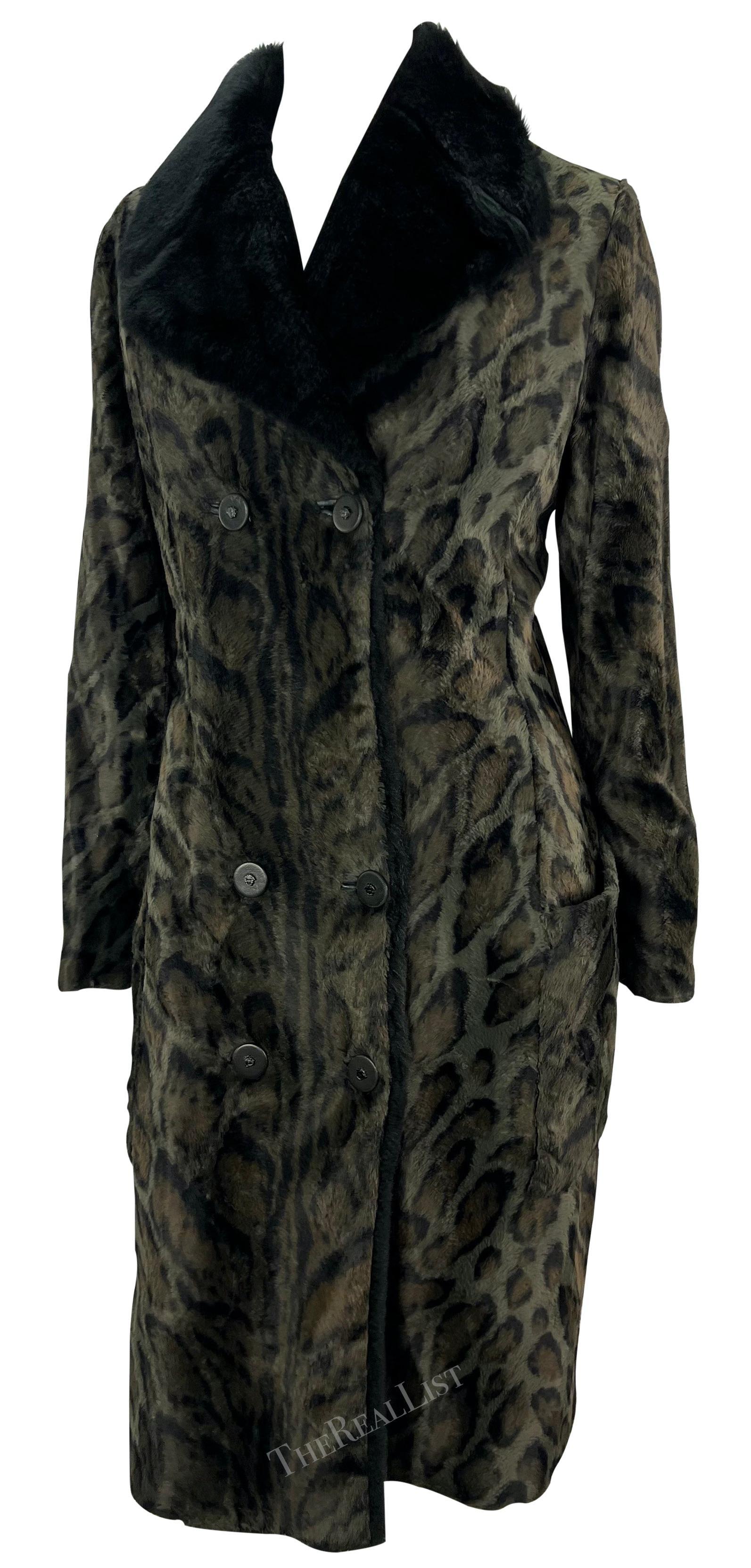 Nero Gianni Versace A/I 1996 Cappotto doppio petto leopardato nero con pelliccia sintetica in vendita